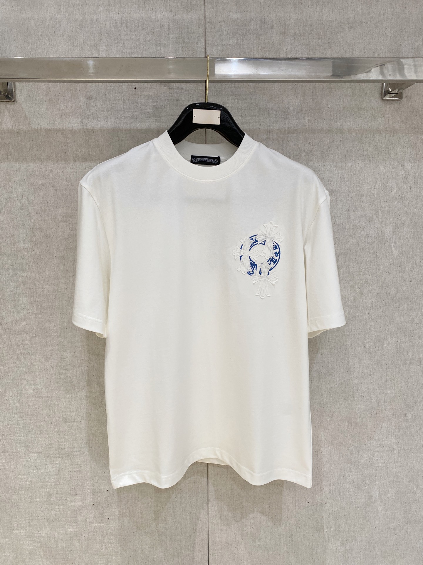 NO:758800,Kroxin round neck 2026 new double yarn pure cotton men's casual bottoming short-sleeved T-shirt!  High-end customization, high version, fashionable and versatile, loose version, original imported 300g double-ply cotton fabric, threaded cuffs, collar and hem, super soft and delicate to the touch, skin-friendly and comfortable to wear, high-end boutique. Avant-garde style, charming and comfortable, great for the upper body, essential items for men, complete with three standards, sizes M-2XL up to 200 pounds, chrome hearts, T-shirt, tees, t-shirt,19860909克罗心 圆领 2026 新款双纱纯棉男士休闲打底短袖T恤！高端定制 高版本 时尚百搭爆款宽松版型原版进口300克双股纯棉面料 螺纹袖口.领口衣摆 手感超柔软细腻 穿着亲肤舒适 高端精品.前卫风格魅力舒适, 上身非常赞 男士必备单品 三标齐全 尺码M-2XL最大穿到200斤,,chrome hearts,T-shirt,tees，t-shirt,,Men's clothing