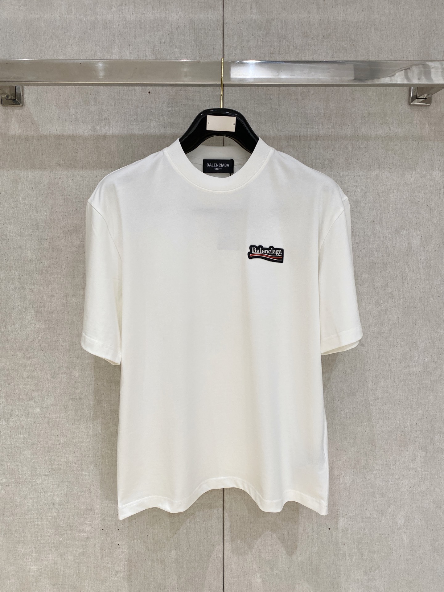 NO:758808,Balenciaga round neck 2026 new double yarn pure cotton men's casual bottoming short-sleeved T-shirt!  High-end customization, high version, fashionable and versatile, loose version, original imported 300g double-ply cotton fabric, threaded cuffs, collar and hem, super soft and delicate to the touch, skin-friendly and comfortable to wear, high-end boutique. Avant-garde style, charming and comfortable, great for the upper body, essential items for men, complete with three standards, sizes M-2XL, up to 200 pounds, balenciaga, T-shirt, tees, t-shirt,19860909巴黎世家 圆领 2026 新款双纱纯棉男士休闲打底短袖T恤！高端定制 高版本 时尚百搭爆款宽松版型原版进口300克双股纯棉面料 螺纹袖口.领口衣摆 手感超柔软细腻 穿着亲肤舒适 高端精品.前卫风格魅力舒适, 上身非常赞 男士必备单品 三标齐全 尺码M-2XL最大穿到200斤,,balenciaga,T-shirt,tees，t-shirt,,Men's clothing