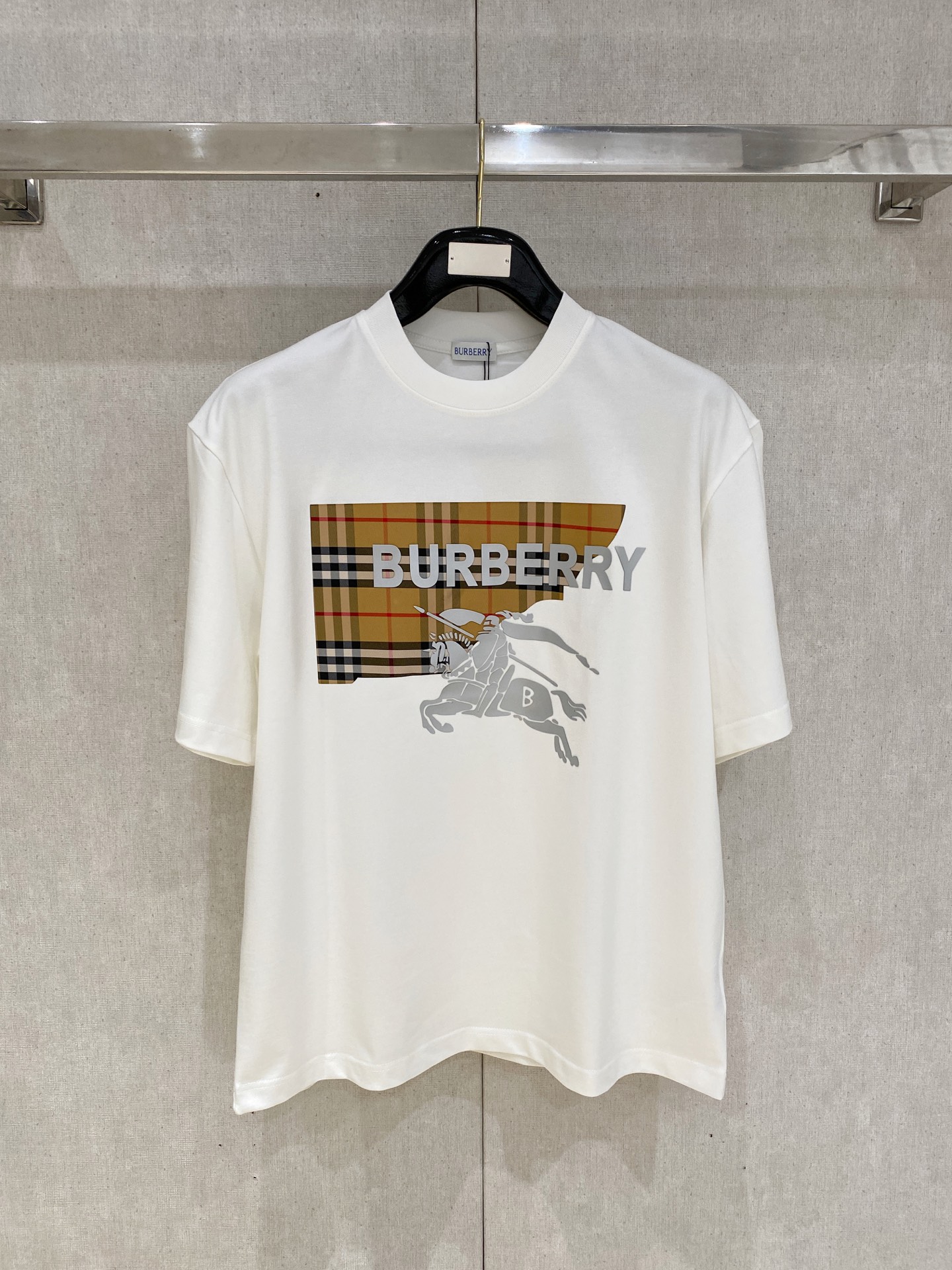 NO:758751,Burberry round neck 2026 new double yarn pure cotton men's casual bottoming short-sleeved T-shirt!  High-end customization, high version, fashionable and versatile, loose version, original imported 300g double-ply cotton fabric, threaded cuffs, collar and hem, super soft and delicate to the touch, skin-friendly and comfortable to wear, high-end boutique. Avant-garde style, charming and comfortable, great for the upper body, essential items for men, complete with three standards, sizes M-2XL, up to 200 pounds, burberry, T-shirt, tees, t-shirt,19860909巴宝莉 圆领 2026 新款双纱纯棉男士休闲打底短袖T恤！高端定制 高版本 时尚百搭爆款宽松版型原版进口300克双股纯棉面料 螺纹袖口.领口衣摆 手感超柔软细腻 穿着亲肤舒适 高端精品.前卫风格魅力舒适, 上身非常赞 男士必备单品 三标齐全 尺码M-2XL最大穿到200斤,,burberry,T-shirt,tees，t-shirt,,Men's clothing