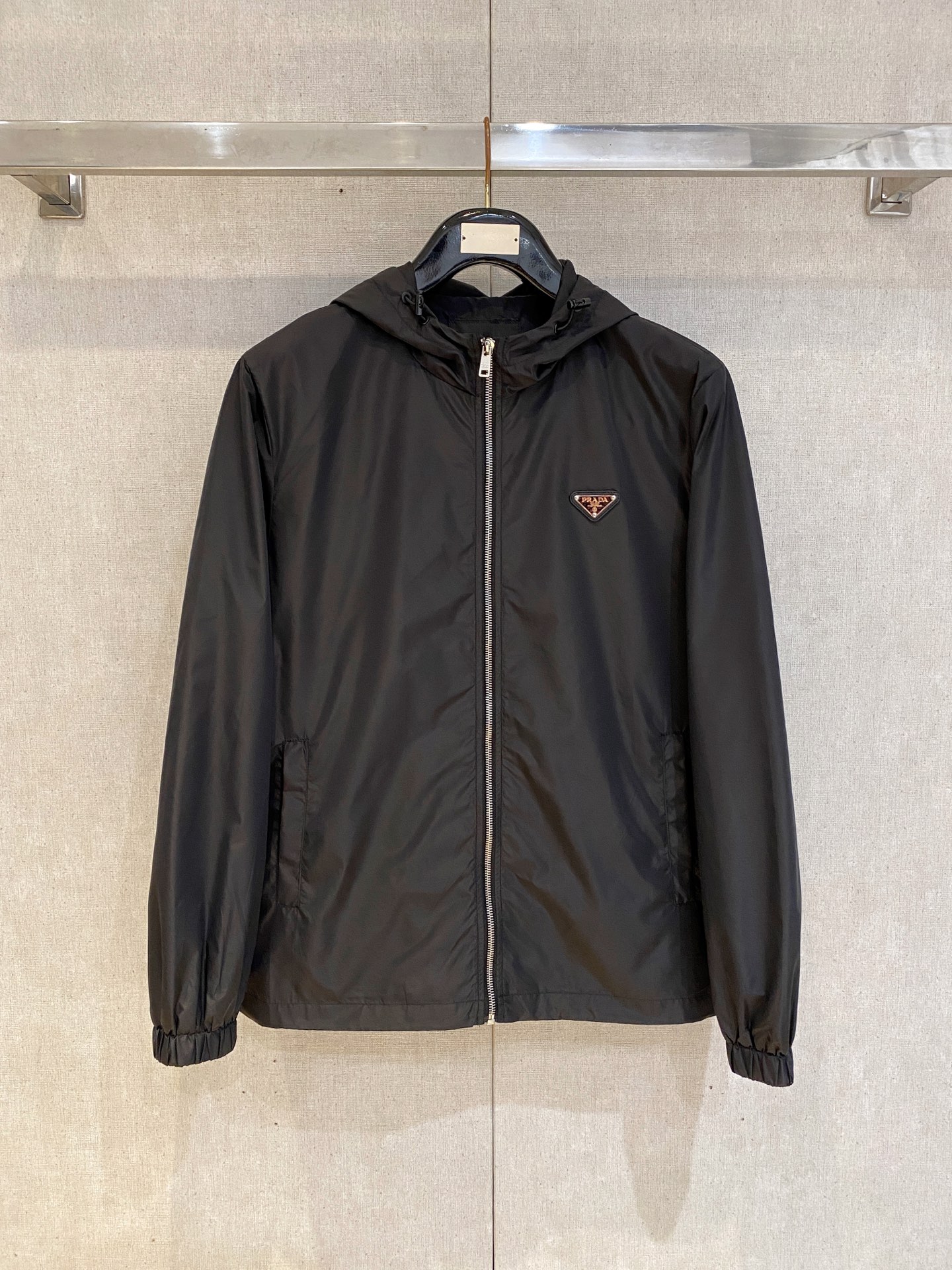 NO:728351,Support Prada’s high-quality 2026 autumn and winter new jackets. The new products on the show are in perfect condition. The memory fabrics are comfortable and warm, and the colors are full and attractive. The very outstanding design easily enhances the sense of fashion. The workmanship is extremely sophisticated and rigorous, and the wiring is neat and meticulous!  A masterpiece from a famous designer!  The upper body does not look bloated and is super handsome!  Size M~3XL (48-56) Multi-color,,prada,jackets & coats,jackets & coats,19860909支持年后普拉达 高品质2026秋冬新款夹克外套,秀场新品品相非常完美,记忆面料舒适保暖,色泽饱满诱人,非常出彩的设计,轻松将时髦感进阶,做工极为考究严谨,走线工整细致！大牌设计师巨作！上身不显臃肿、超级帅气！ 码数M~3XL（48-56） 多颜色,,prada,jackets & coats,jackets & coats,,Men's clothing