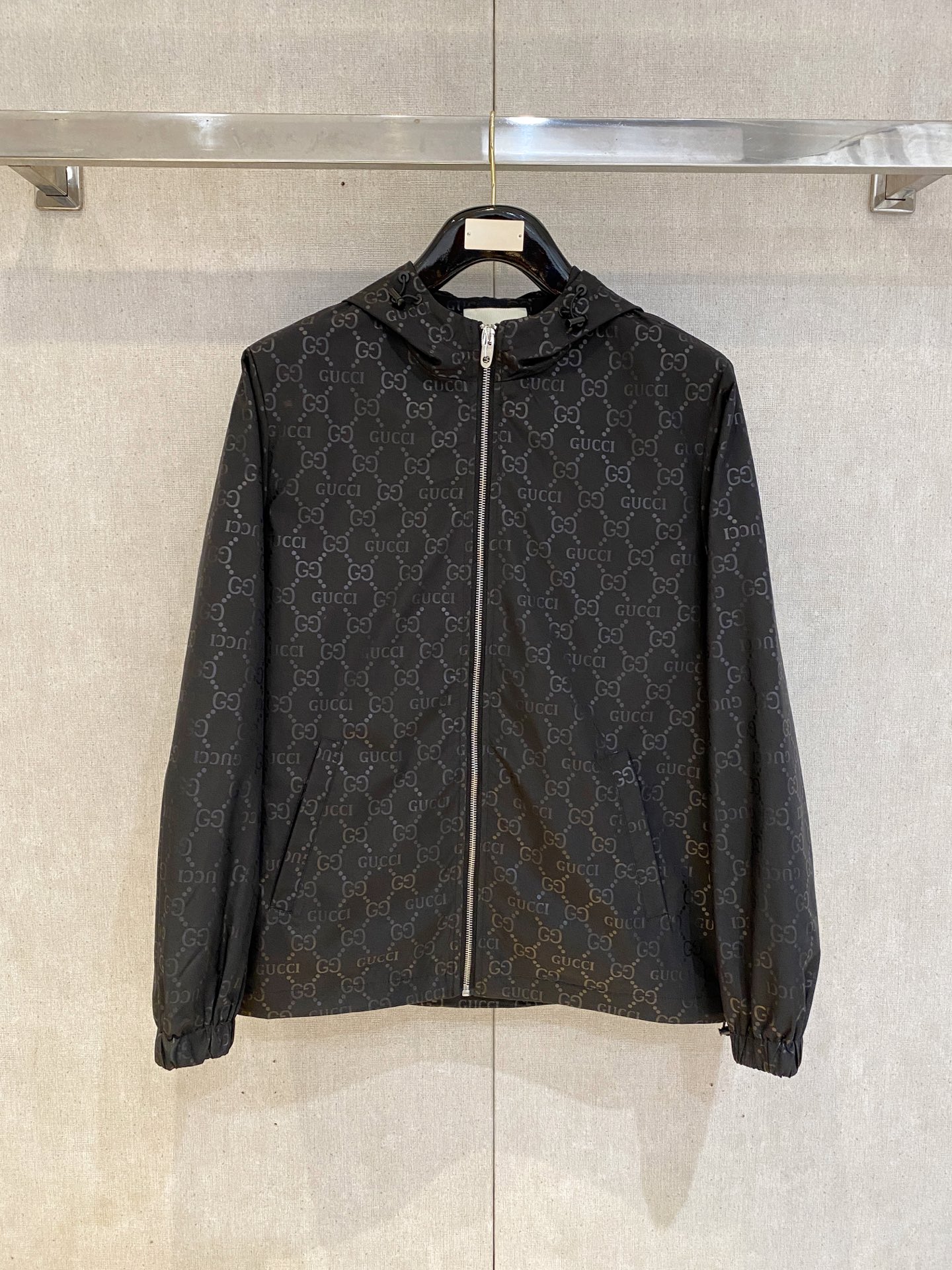 NO:728325,Support Gucci's high-quality 2026 autumn and winter new jackets after the new year. The new products on the show are in perfect condition. The memory fabrics are comfortable and warm, and the colors are full and attractive. The very outstanding design can easily enhance the fashion sense. The workmanship is extremely sophisticated and rigorous, and the wiring is neat and meticulous!  A masterpiece from a famous designer!  The upper body does not look bloated and is super handsome!  Size M~3XL (48-56) Multi-color,,gucci,jackets & coats,jackets & coats,19860909支持年后古驰 高品质2026秋冬新款夹克外套,秀场新品品相非常完美,记忆面料舒适保暖,色泽饱满诱人,非常出彩的设计,轻松将时髦感进阶,做工极为考究严谨,走线工整细致！大牌设计师巨作！上身不显臃肿、超级帅气！ 码数M~3XL（48-56） 多颜色,,gucci,jackets & coats,jackets & coats,,Men's clothing