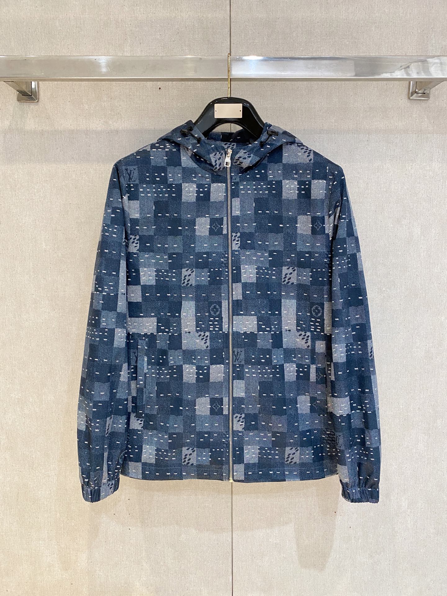 NO:728338,Support the high-quality 2026 autumn and winter new jackets from Lv after the new year. The new products on the show are in perfect condition. The memory fabric is comfortable and warm, and the color is full and attractive. The design is very outstanding, and it can easily enhance the fashion sense. The workmanship is extremely sophisticated and rigorous, and the wiring is neat and meticulous!  A masterpiece from a famous designer!  The upper body does not look bloated and is super handsome!  Size M~3XL (48-56) Multi-color,,louis vuitton,jackets & coats,jackets & coats,19860909支持年后Lv 高品质2026秋冬新款夹克外套,秀场新品品相非常完美,记忆面料舒适保暖,色泽饱满诱人,非常出彩的设计,轻松将时髦感进阶,做工极为考究严谨,走线工整细致！大牌设计师巨作！上身不显臃肿、超级帅气！ 码数M~3XL（48-56） 多颜色,,louis vuitton,jackets & coats,jackets & coats,,Men's clothing