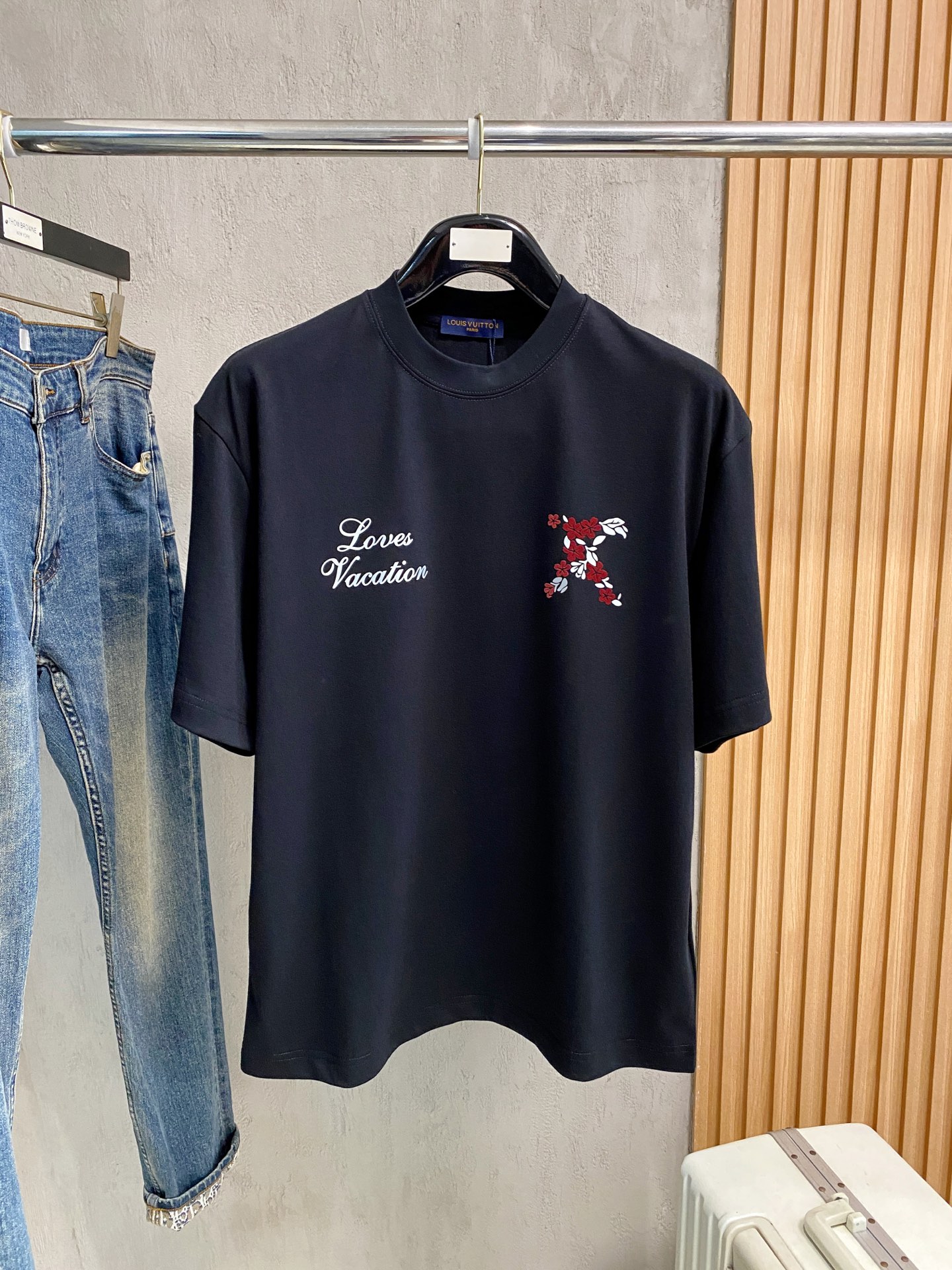 NO:758750,LV round neck 2026 new double yarn pure cotton men's casual bottoming short-sleeved T-shirt!  High-end customization, high version, fashionable and versatile, loose version, original imported 300g double-strand pure cotton fabric, threaded cuffs, collar and hem, super soft and delicate to the touch, skin-friendly and comfortable to wear, high-end boutique. Avant-garde style, charming and comfortable, great for the upper body, essential items for men, complete with three standards, sizes M-2XL, can be worn up to 200 pounds, louis vuitton, T-shirt, tees, t-shirt,19860909LV 圆领 2026 新款双纱纯棉男士休闲打底短袖T恤！高端定制 高版本 时尚百搭爆款宽松版型原版进口300克双股纯棉面料 螺纹袖口.领口衣摆 手感超柔软细腻 穿着亲肤舒适 高端精品.前卫风格魅力舒适, 上身非常赞 男士必备单品 三标齐全 尺码M-2XL最大穿到200斤,,louis vuitton,T-shirt,tees，t-shirt,,Men's clothing