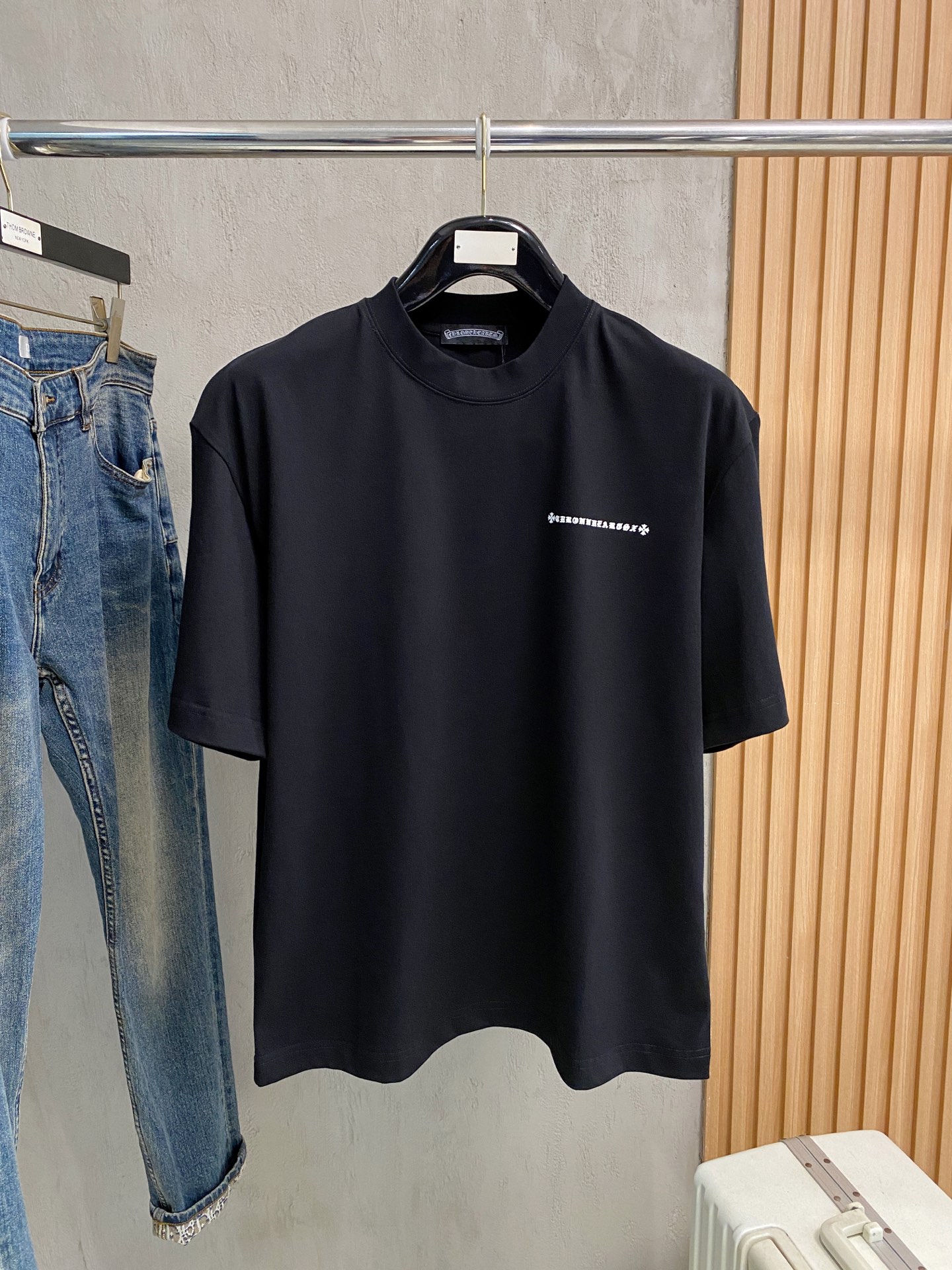 NO:758765,Kroxin round neck 2026 new double yarn pure cotton men's casual bottoming short-sleeved T-shirt!  High-end customization, high version, fashionable and versatile, loose version, original imported 300g double-ply cotton fabric, threaded cuffs, collar and hem, super soft and delicate to the touch, skin-friendly and comfortable to wear, high-end boutique. Avant-garde style, charming and comfortable, great for the upper body, essential items for men, complete with three standards, sizes M-2XL up to 200 pounds, chrome hearts, T-shirt, tees, t-shirt,19860909克罗心 圆领 2026 新款双纱纯棉男士休闲打底短袖T恤！高端定制 高版本 时尚百搭爆款宽松版型原版进口300克双股纯棉面料 螺纹袖口.领口衣摆 手感超柔软细腻 穿着亲肤舒适 高端精品.前卫风格魅力舒适, 上身非常赞 男士必备单品 三标齐全 尺码M-2XL最大穿到200斤,,chrome hearts,T-shirt,tees，t-shirt,,Men's clothing