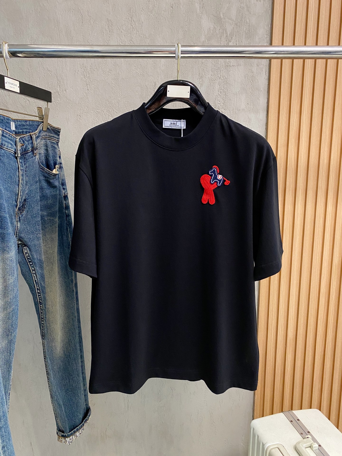 NO:758776,Ami round neck 2026 new double yarn pure cotton men's casual bottoming short-sleeved T-shirt!  High-end customization, high version, fashionable and versatile, loose version, original imported 300g double-ply cotton fabric, threaded cuffs, collar and hem, super soft and delicate to the touch, skin-friendly and comfortable to wear, high-end boutique. Avant-garde style, charming and comfortable, great upper body, must-have items for men, complete with three standards, sizes M-2XL, up to 200 pounds, T-shirt, tees, t-shirt,19860909Ami 圆领 2026 新款双纱纯棉男士休闲打底短袖T恤！高端定制 高版本 时尚百搭爆款宽松版型原版进口300克双股纯棉面料 螺纹袖口.领口衣摆 手感超柔软细腻 穿着亲肤舒适 高端精品.前卫风格魅力舒适, 上身非常赞 男士必备单品 三标齐全 尺码M-2XL最大穿到200斤,,T-shirt,tees，t-shirt,,Men's clothing