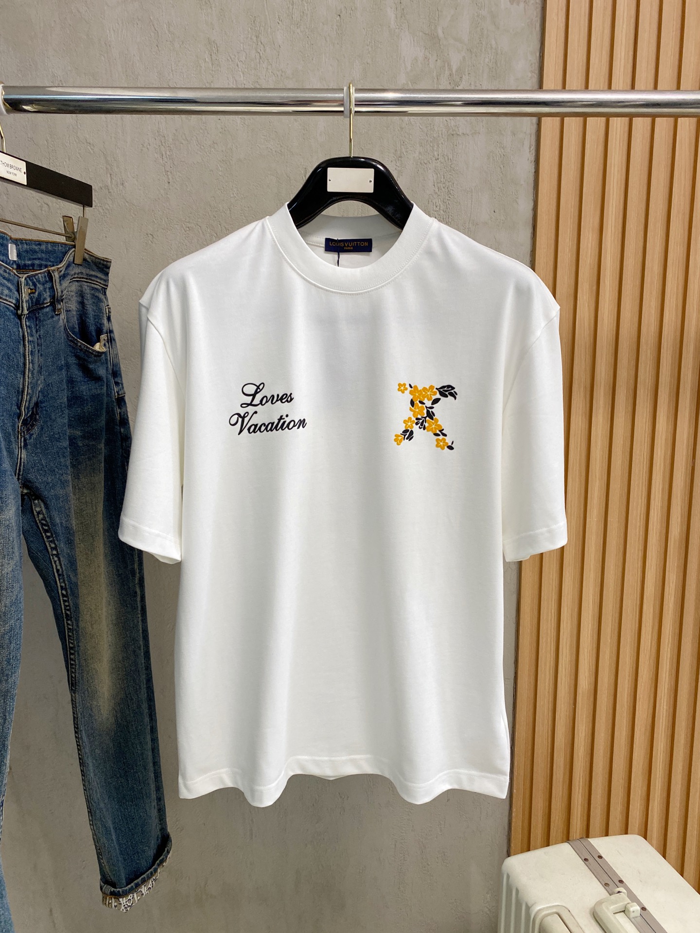 NO:758755,LV round neck 2026 new double yarn pure cotton men's casual bottoming short-sleeved T-shirt!  High-end customization, high version, fashionable and versatile, loose version, original imported 300g double-ply cotton fabric, threaded cuffs, collar and hem, super soft and delicate to the touch, skin-friendly and comfortable to wear, high-end boutique. Avant-garde style, charming and comfortable, great for the upper body, essential items for men, complete with three standards, sizes M-2XL, can be worn up to 200 pounds, Louis Vuitton, T-shirt, tees, t-shirt,19860909LV 圆领 2026 新款双纱纯棉男士休闲打底短袖T恤！高端定制 高版本 时尚百搭爆款宽松版型原版进口300克双股纯棉面料 螺纹袖口.领口衣摆 手感超柔软细腻 穿着亲肤舒适 高端精品.前卫风格魅力舒适, 上身非常赞 男士必备单品 三标齐全 尺码 M-2XL最大穿到200斤,,louis vuitton,T-shirt,tees，t-shirt,,Men's clothing