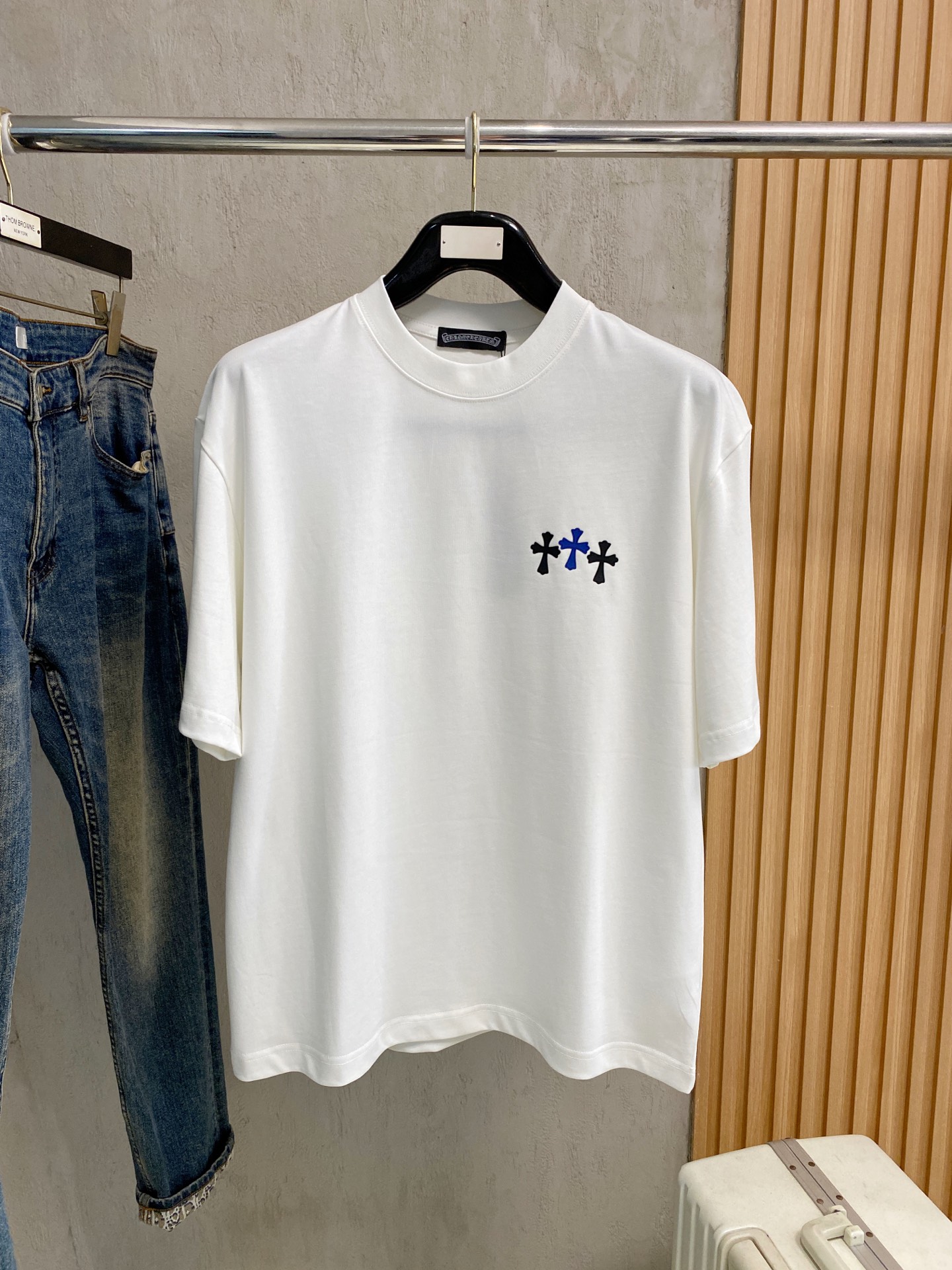 NO:758760,Kroxin round neck 2026 new double yarn pure cotton men's casual bottoming short-sleeved T-shirt!  High-end customization, high version, fashionable and versatile, loose version, original imported 300g double-ply cotton fabric, threaded cuffs, collar and hem, super soft and delicate to the touch, skin-friendly and comfortable to wear, high-end boutique. Avant-garde style, charming and comfortable, great upper body, essential items for men, complete with three standards, sizes M-2XL, up to 200 pounds, chrome hearts, T-shirt, tees, t-shirt,19860909克罗心 圆领 2026 新款双纱纯棉男士休闲打底短袖T恤！高端定制 高版本 时尚百搭爆款宽松版型原版进口300克双股纯棉面料 螺纹袖口.领口衣摆 手感超柔软细腻 穿着亲肤舒适 高端精品.前卫风格魅力舒适, 上身非常赞 男士必备单品 三标齐全 尺码 M-2XL最大穿到200斤,,chrome hearts,T-shirt,tees，t-shirt,,Men's clothing