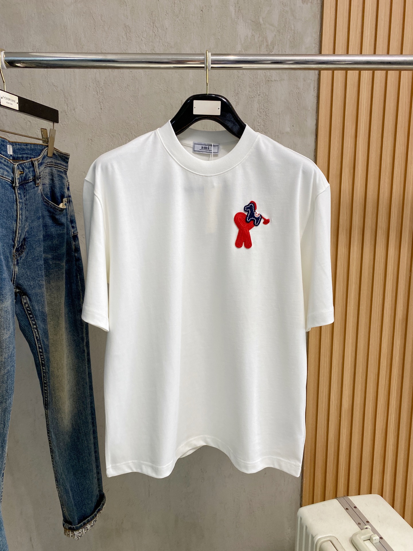 NO:758785,Ami round neck 2026 new double yarn pure cotton men's casual bottoming short-sleeved T-shirt!  High-end customization, high version, fashionable and versatile, loose version, original imported 300g double-ply cotton fabric, threaded cuffs, collar and hem, super soft and delicate to the touch, skin-friendly and comfortable to wear, high-end boutique. Avant-garde style, charming and comfortable, great upper body, must-have items for men, complete with three standards, sizes M-2XL, up to 200 pounds, T-shirt, tees, t-shirt,19860909Ami 圆领 2026 新款双纱纯棉男士休闲打底短袖T恤！高端定制 高版本 时尚百搭爆款宽松版型原版进口300克双股纯棉面料 螺纹袖口.领口衣摆 手感超柔软细腻 穿着亲肤舒适 高端精品.前卫风格魅力舒适, 上身非常赞 男士必备单品 三标齐全 尺码 M-2XL最大穿到200斤,,T-shirt,tees，t-shirt,,Men's clothing