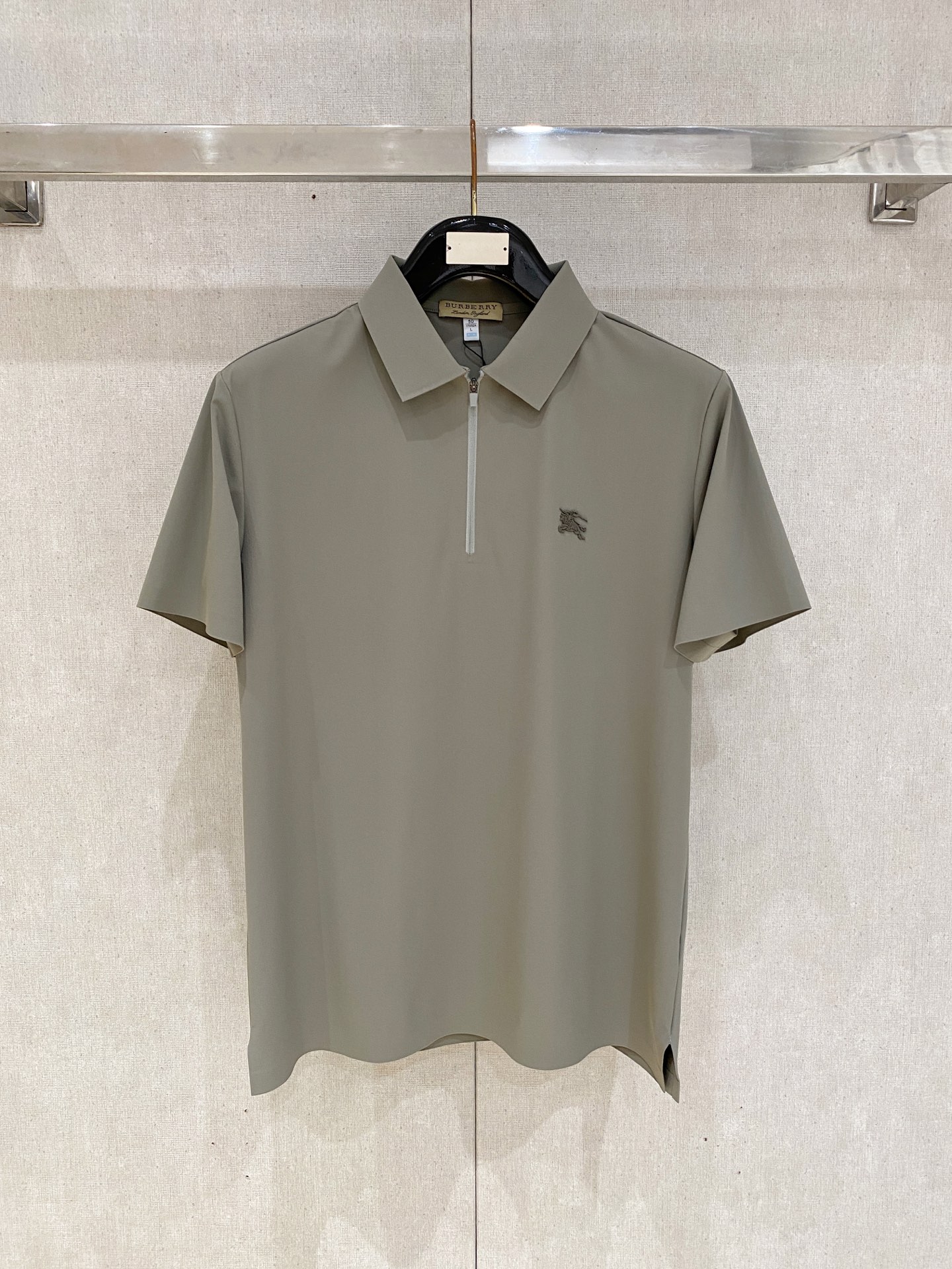 NO:761628,Burberry highly recommended!  Spring and summer new products are on sale at the counter. Fashionable high-end men's Polo - Logo on the chest, personalized and fashionable/Imported high-density mercerized pearls, extremely skin-friendly and comfortable. It feels very delicate, has a good texture, is cool and breathable, and is a very good overall piece. It can be worn alone without any problem. Size M-4Xl,, burberry,19860909巴宝莉 重磅推荐！春夏新品 专柜在售 时尚高端男装Polo-胸前Logo个性时尚/进口顶极高密度丝光珠地,极为亲肤舒适 摸上去非常的细腻,质感很好,凉爽透气,整体非常不错的一款,内搭单穿都完全没问题 尺码M-4Xl,,burberry,,Men's clothing