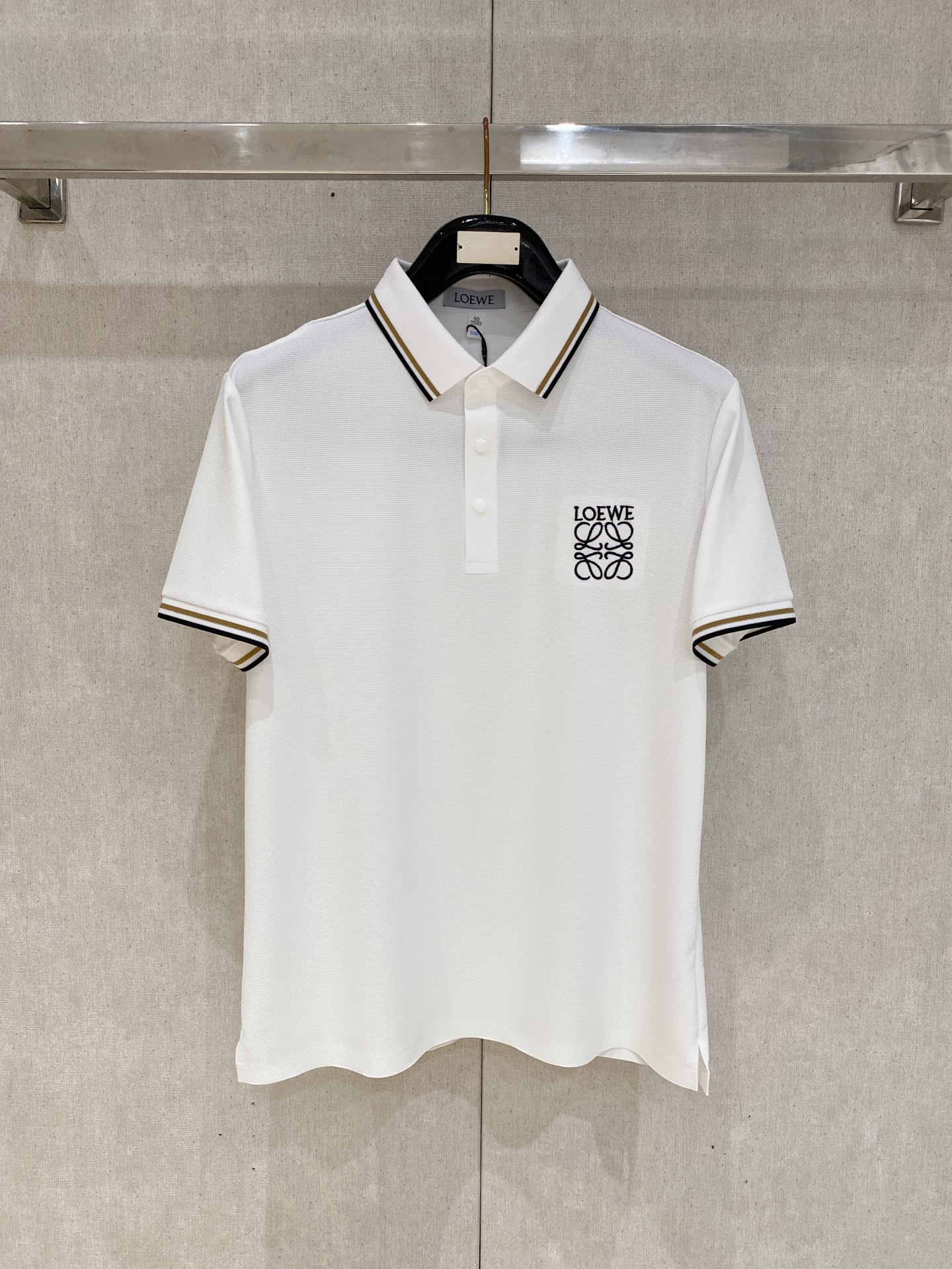 NO:761633,Luo Yiwei highly recommended!  Spring and summer new products are on sale at the counter. Fashionable and high-end men's Polo - Logo on the chest, personalized and fashionable/Imported top high-density mercerized pearls, extremely skin-friendly and comfortable. It feels very delicate, has a good texture, is cool and breathable, and is a very good overall product. It can be worn alone without any problem. Size M-4Xl,, loewe,19860909罗意威 重磅推荐！春夏新品 专柜在售 时尚高端男装Polo-胸前Logo个性时尚/进口顶极高密度丝光珠地,极为亲肤舒适 摸上去非常的细腻,质感很好,凉爽透气,整体非常不错的一款,内搭单穿都完全没问题 尺码M-4Xl,,loewe,,Men's clothing