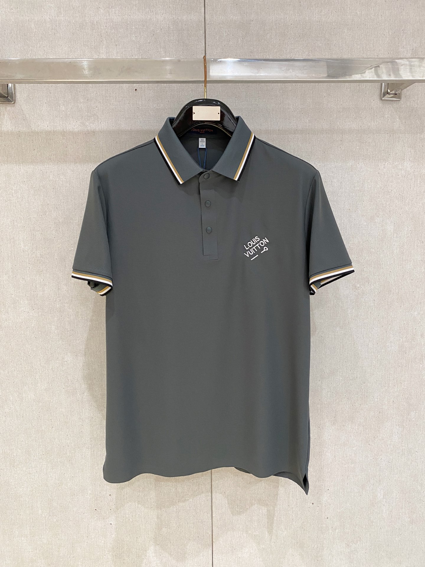 NO:761638,LV highly recommended!  Spring and summer new products are on sale at the counter. Fashionable high-end men's Polo - Logo on the chest, personalized and fashionable/Imported top high-density mercerized pearls, extremely skin-friendly and comfortable. It feels very delicate, has a good texture, is cool and breathable, and is a very good overall piece. It can be worn alone without any problem. Size M-4Xl, Louis Vuitton,19860909LV 重磅推荐！春夏新品 专柜在售 时尚高端男装Polo-胸前Logo个性时尚/进口顶极高密度丝光珠地,极为亲肤舒适 摸上去非常的细腻,质感很好,凉爽透气,整体非常不错的一款,内搭单穿都完全没问题 尺码M-4Xl,,louis vuitton,,Men's clothing