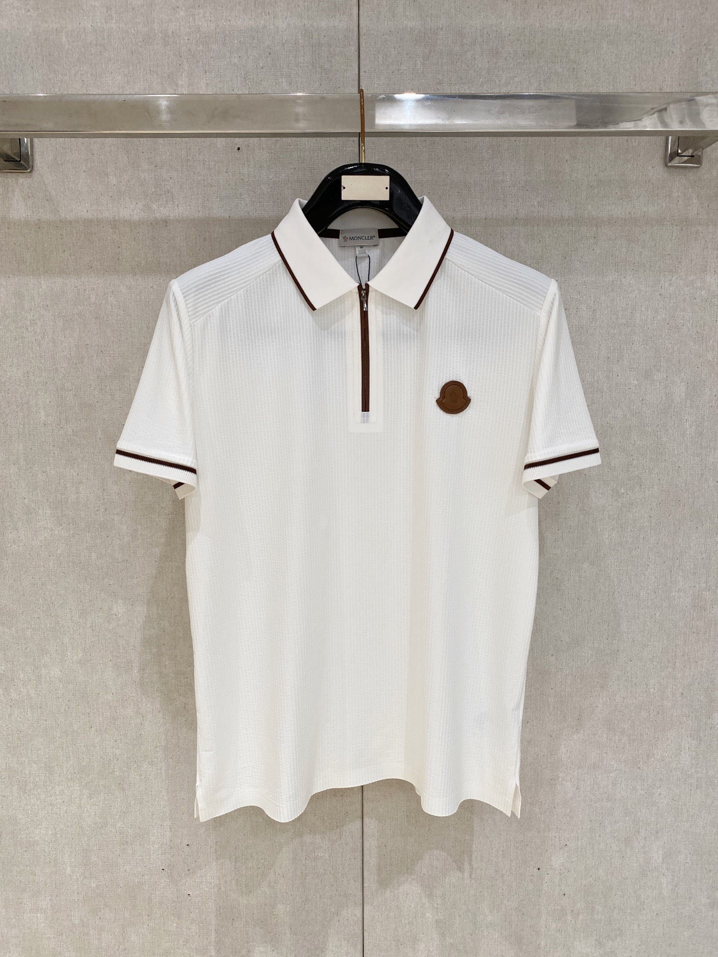 NO:761672,Meng Mouth Highly Recommended!  Spring and summer new products are on sale at the counter. Fashionable and high-end men's Polo - Logo on the chest, personalized and fashionable/Imported top high-density mercerized pearls, extremely skin-friendly and comfortable. It feels very delicate, has a good texture, is cool and breathable, and is a very good overall piece. It can be worn alone without any problem. Size M-4Xl, Moncler,19860909蒙口 重磅推荐！春夏新品 专柜在售 时尚高端男装Polo-胸前Logo个性时尚/进口顶极高密度丝光珠地,极为亲肤舒适 摸上去非常的细腻,质感很好,凉爽透气,整体非常不错的一款,内搭单穿都完全没问题 尺码M-4Xl,,Moncler,,Men's clothing