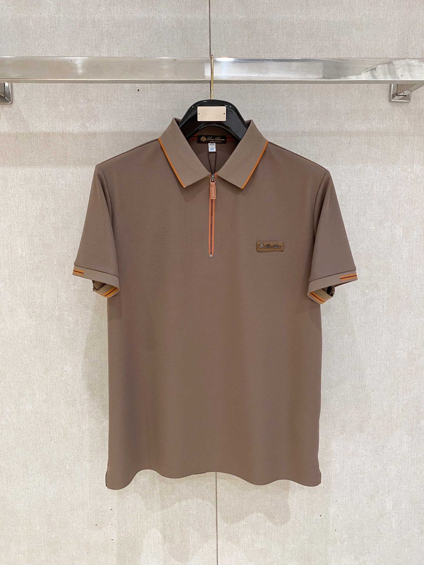 NO:761663,LP highly recommended!  Spring and summer new products are on sale at the counter. Fashionable and high-end men's Polo - Logo on the chest, personalized and fashionable/Imported top high-density mercerized pearls, extremely skin-friendly and comfortable. It feels very delicate, has a good texture, is cool and breathable, and is a very good overall piece. It can be worn alone as an inner layer. Size M-4Xl, loro piana,19860909LP 重磅推荐！春夏新品 专柜在售 时尚高端男装Polo-胸前Logo个性时尚/进口顶极高密度丝光珠地,极为亲肤舒适 摸上去非常的细腻,质感很好,凉爽透气,整体非常不错的一款,内搭单穿都完全没问题 尺码M-4Xl,,loro piana,,Men's clothing