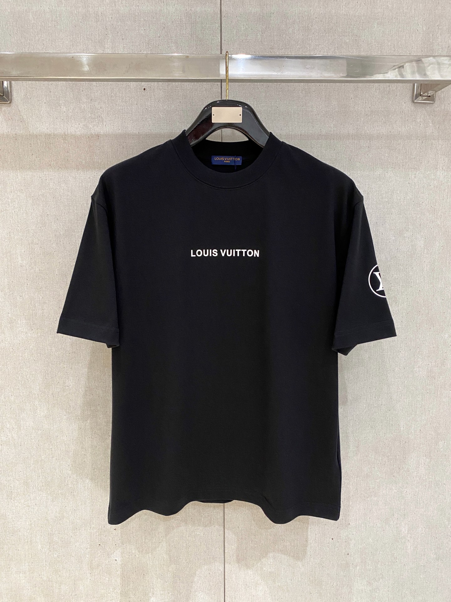 NO:760510,LV round neck 2026 new double yarn pure cotton men's casual bottoming short-sleeved T-shirt!  High-end customization, high version, fashionable and versatile, loose version, original imported 300g double-ply cotton fabric, threaded cuffs, collar and hem, super soft and delicate to the touch, skin-friendly and comfortable to wear, high-end boutique. Avant-garde style, charming and comfortable, great for the upper body, essential items for men, complete with three standards, sizes M-2XL, can be worn up to 200 pounds, Louis Vuitton, T-shirt, tees, t-shirt,19860909LV 圆领 2026 新款双纱纯棉男士休闲打底短袖T恤！高端定制 高版本 时尚百搭爆款宽松版型原版进口300克双股纯棉面料 螺纹袖口.领口衣摆 手感超柔软细腻 穿着亲肤舒适 高端精品.前卫风格魅力舒适, 上身非常赞 男士必备单品 三标齐全 尺码 M-2XL最大穿到200斤,,louis vuitton,T-shirt,tees，t-shirt,,Men's clothing