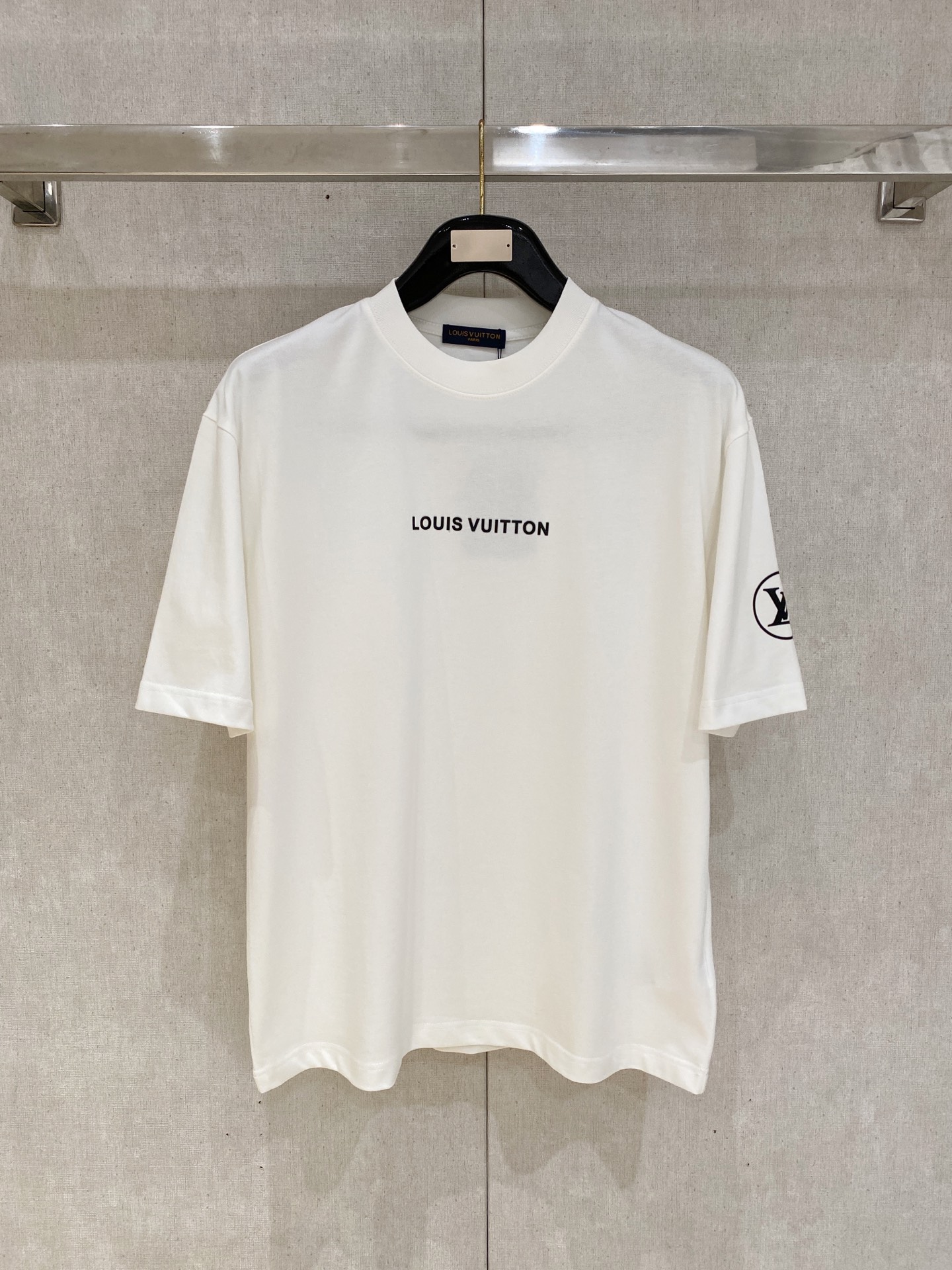 NO:761682,LV round neck 2026 new double yarn pure cotton men's casual bottoming short-sleeved T-shirt!  High-end customization, high version, fashionable and versatile, loose version, original imported 300g double-ply cotton fabric, threaded cuffs, collar and hem, super soft and delicate to the touch, skin-friendly and comfortable to wear, high-end boutique. Avant-garde style, charming and comfortable, great for the upper body, essential items for men, complete with three standards, sizes M-2XL, can be worn up to 200 pounds, Louis Vuitton, T-shirt, tees, t-shirt,19860909LV 圆领 2026 新款双纱纯棉男士休闲打底短袖T恤！高端定制 高版本 时尚百搭爆款宽松版型原版进口300克双股纯棉面料 螺纹袖口.领口衣摆 手感超柔软细腻 穿着亲肤舒适 高端精品.前卫风格魅力舒适, 上身非常赞 男士必备单品 三标齐全 尺码 M-2XL最大穿到200斤,,louis vuitton,T-shirt,tees，t-shirt,,Men's clothing