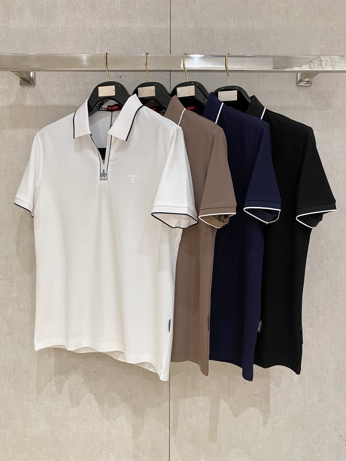 NO:829603,Prada 2026ss summer new letter logo men's lapel Polo shirt!  Classic business men's style, the ceiling-level business men's style of high-end men's clothing!  Simple and fashionable yet elegant, it looks great when worn alone, and quality control/details control can be taken away with your eyes closed. It is low-key, luxurious and connotative!  The custom-woven mesh pique cotton fabric supplied by the customer is carefully made. The mesh texture is evenly arranged on the surface of the fabric. It has excellent breathability and heat dissipation and perspiration. The upper body comfort is completely better than ordinary single-sided jersey tissue!  The classic brand LOGO on the chest is made with top-notch craftsmanship. The LOGO is three-dimensional, clear and full, and has extraordinary texture. Whether it is worn as an inner layer or worn alone, it is a classic product!  The exquisite tailoring process, every detail is handled very standard and delicately, which cannot be compared with other low-end products on the market. It is a must-have basic and versatile Polo shirt for men!  Various colors, sizes M-4XL, prada, prada,19860909Prada普拉达 2026ss夏季新款字母logo男士翻领Polo衫！经典商务男款,高端男装的天花板级别的商务男款！简约时尚大气不失优雅,单穿内搭体面过人,品质控/细节控的闭眼带走,低调又奢华有内涵！ 客供定织网眼珠地棉布精心制成,面料表面排列均匀整齐的网眼纹理,透气性和散热排汗性极佳,上身舒适程度完全优于普通单面汗布组织！胸前经典的品牌LOGO标识,采用顶级工艺打造,LOGO立体清晰饱满,质感非凡的特质,无论是内搭还是单穿都是一款经典领域的产品！精妙绝伦的裁剪工艺,每一个细节处理的非常标准细腻,非市面一般LOW货可以媲美的,男士必入基础百搭款Polo衫推荐！ 颜色多颜色 尺码M-4XL,,prada,prada,,Men's clothing