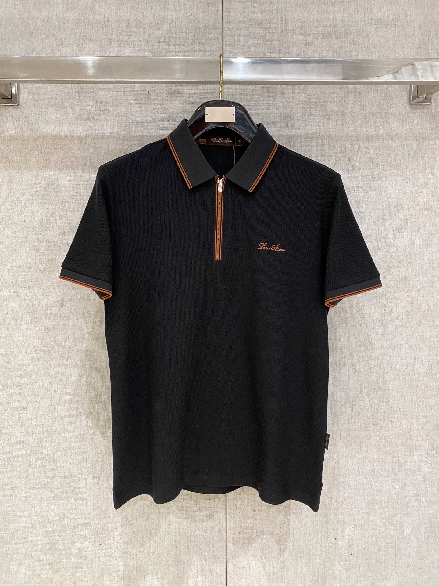 NO:845613,LP Nuoyoupanya 2026ss summer new letter logo men's lapel Polo shirt!  Classic business men's style, the ceiling-level business men's style of high-end men's clothing!  Simple and fashionable yet elegant, it looks great when worn alone, and quality control/details control can be taken away with your eyes closed. It is low-key, luxurious and connotative!  The custom-woven mesh pique cotton fabric supplied by the customer is carefully made. The mesh texture is evenly arranged on the surface of the fabric. It has excellent breathability and heat dissipation and perspiration. The upper body comfort is completely better than ordinary single-sided jersey tissue!  The classic brand LOGO on the chest is made with top-notch craftsmanship. The LOGO is three-dimensional, clear and full, and has extraordinary texture. Whether it is worn as an inner layer or worn alone, it is a classic product!  The exquisite tailoring process, every detail is handled very standard and delicately, which cannot be compared with other low-end products on the market. It is a must-have basic and versatile Polo shirt for men!  Size M-4XL,,loro piana,19860909LP诺悠翩雅2026ss夏季新款字母logo男士翻领Polo衫！经典商务男款,高端男装的天花板级别的商务男款！简约时尚大气不失优雅,单穿内搭体面过人,品质控/细节控的闭眼带走,低调又奢华有内涵！ 客供定织网眼珠地棉布精心制成,面料表面排列均匀整齐的网眼纹理,透气性和散热排汗性极佳,上身舒适程度完全优于普通单面汗布组织！胸前经典的品牌LOGO标识,采用顶级工艺打造,LOGO立体清晰饱满,质感非凡的特质,无论是内搭还是单穿都是一款经典领域的产品！精妙绝伦的裁剪工艺,每一个细节处理的非常标准细腻,非市面一般LOW货可以媲美的,男士必入基础百搭款Polo衫推荐！ 尺码M-4XL,,loro piana,,Men's clothing
