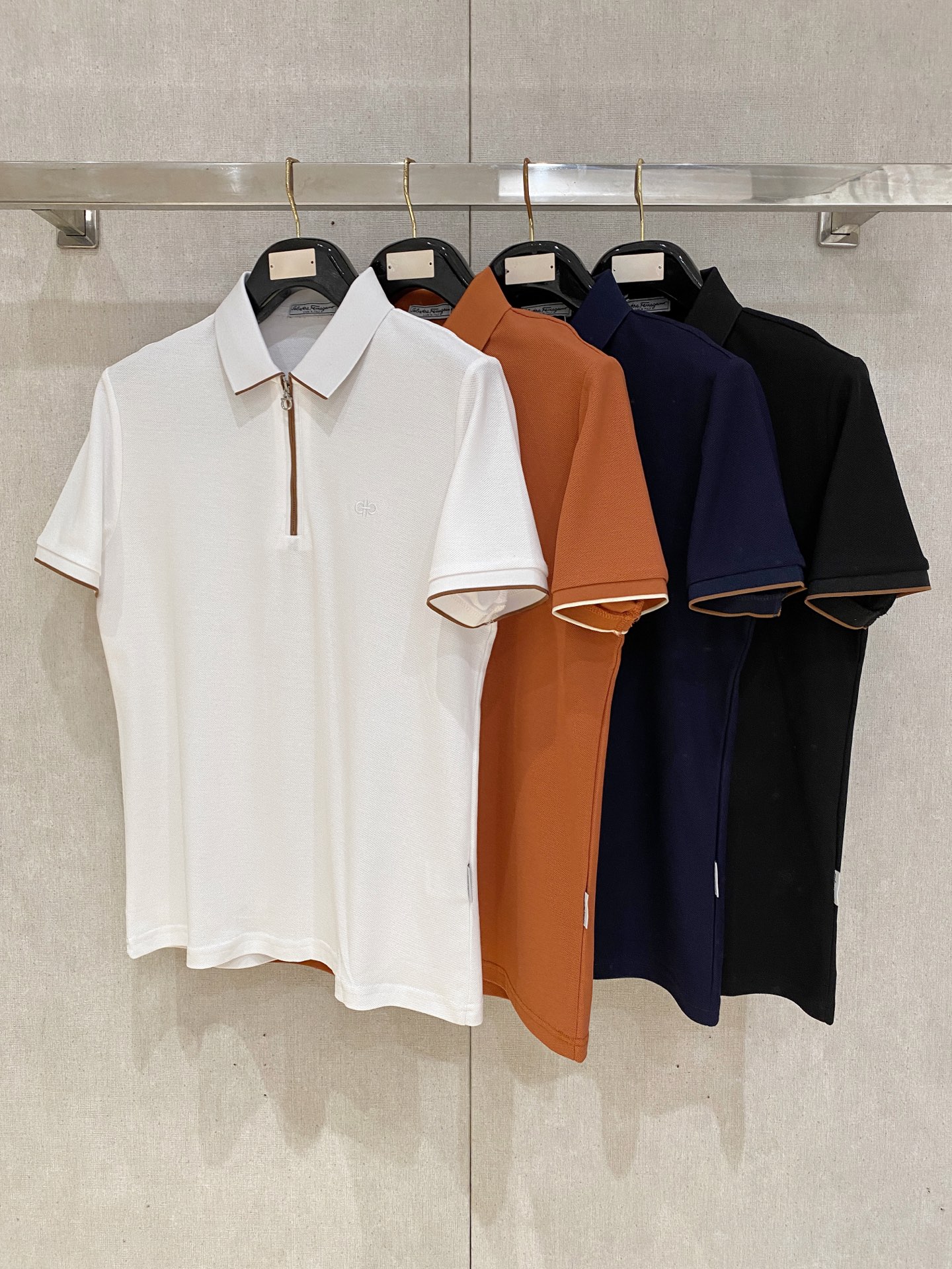 NO:845587,Ferragamo 2026ss summer new letter logo men's lapel Polo shirt!  Classic business men's style, the ceiling-level business men's style of high-end men's clothing!  Simple and fashionable yet elegant, it looks great when worn alone, and quality control/details control can be taken away with your eyes closed. It is low-key, luxurious and connotative!  The custom-woven mesh pique cotton fabric supplied by the customer is carefully made. The mesh texture is evenly arranged on the surface of the fabric. It has excellent breathability and heat dissipation and perspiration. The upper body comfort is completely better than ordinary single-sided jersey tissue!  The classic brand LOGO on the chest is made with top-notch craftsmanship. The LOGO is three-dimensional, clear and full, and has extraordinary texture. Whether it is worn as an inner layer or worn alone, it is a classic product!  The exquisite tailoring process, every detail is handled very standard and delicately, which cannot be compared with other low-end products on the market. It is a must-have basic and versatile Polo shirt for men!  Size M-4XL,,ferragamo,19860909菲拉格慕2026ss夏季新款字母logo男士翻领Polo衫！经典商务男款,高端男装的天花板级别的商务男款！简约时尚大气不失优雅,单穿内搭体面过人,品质控/细节控的闭眼带走,低调又奢华有内涵！ 客供定织网眼珠地棉布精心制成,面料表面排列均匀整齐的网眼纹理,透气性和散热排汗性极佳,上身舒适程度完全优于普通单面汗布组织！胸前经典的品牌LOGO标识,采用顶级工艺打造,LOGO立体清晰饱满,质感非凡的特质,无论是内搭还是单穿都是一款经典领域的产品！精妙绝伦的裁剪工艺,每一个细节处理的非常标准细腻,非市面一般LOW货可以媲美的,男士必入基础百搭款Polo衫推荐！ 尺码M-4XL,,ferragamo,,Men's clothing