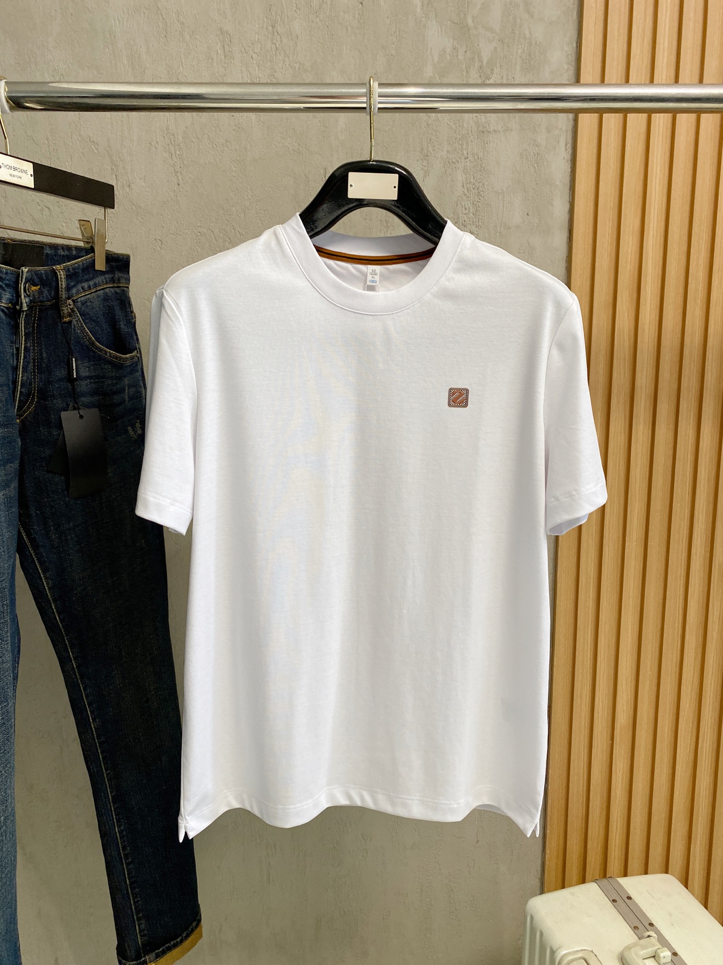 NO:757579,Ermenegildo Zegna highly recommended!  New spring and summer products are on sale at the counter. The logo on the chest is personalized and fashionable/Imported high-density mercerized pearls, which are extremely skin-friendly and comfortable. It feels very delicate, has a good texture, is cool and breathable, and is a very good overall product. It can be worn alone as an inner layer. Size M-4Xl,,zegna,19860909杰尼亚 重磅推荐！春夏新品 专柜在售 胸前Logo个性时尚/进口顶极高密度丝光珠地,极为亲肤舒适 摸上去非常的细腻,质感很好,凉爽透气,整体非常不错的一款,内搭单穿都完全没问题 尺码M-4Xl,,zegna,,Men's clothing