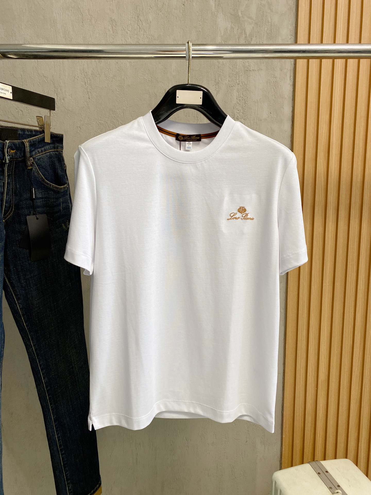 NO:757583,LP highly recommended!  New spring and summer products are on sale at the counter. The logo on the chest is personalized and fashionable/Imported high-density mercerized pearls, which are extremely skin-friendly and comfortable. It feels very delicate, has a good texture, is cool and breathable, and is a very good overall product. It can be worn alone as an inner layer. Size M-4Xl, loro piana,19860909LP 重磅推荐！春夏新品 专柜在售 胸前Logo个性时尚/进口顶极高密度丝光珠地,极为亲肤舒适 摸上去非常的细腻,质感很好,凉爽透气,整体非常不错的一款,内搭单穿都完全没问题 尺码M-4Xl,,loro piana,,Men's clothing