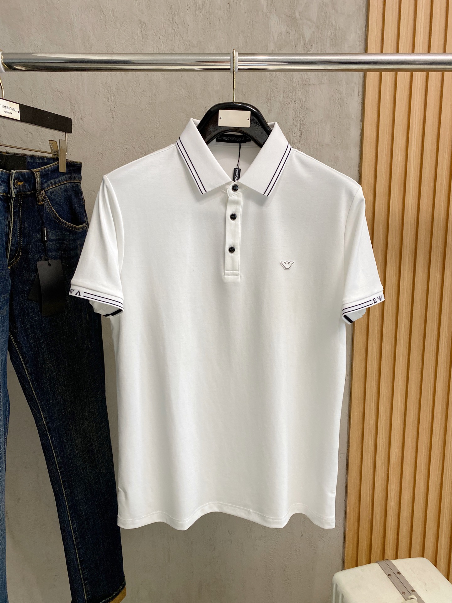 NO:757585,Armani highly recommended!  Spring and summer new products are on sale at the counter. Fashionable high-end men's Polo - Logo on the chest, personalized and fashionable/Imported top-notch high-density mercerized pearls, extremely skin-friendly and comfortable. It feels very delicate, has a good texture, is cool and breathable, and is a very good overall piece. It can be worn alone as an inner layer. Size M-4Xl, armani,19860909阿玛尼 重磅推荐！春夏新品 专柜在售 时尚高端男装Polo-胸前Logo个性时尚/进口顶极高密度丝光珠地,极为亲肤舒适 摸上去非常的细腻,质感很好,凉爽透气,整体非常不错的一款,内搭单穿都完全没问题 尺码M-4Xl,,armani,,Men's clothing