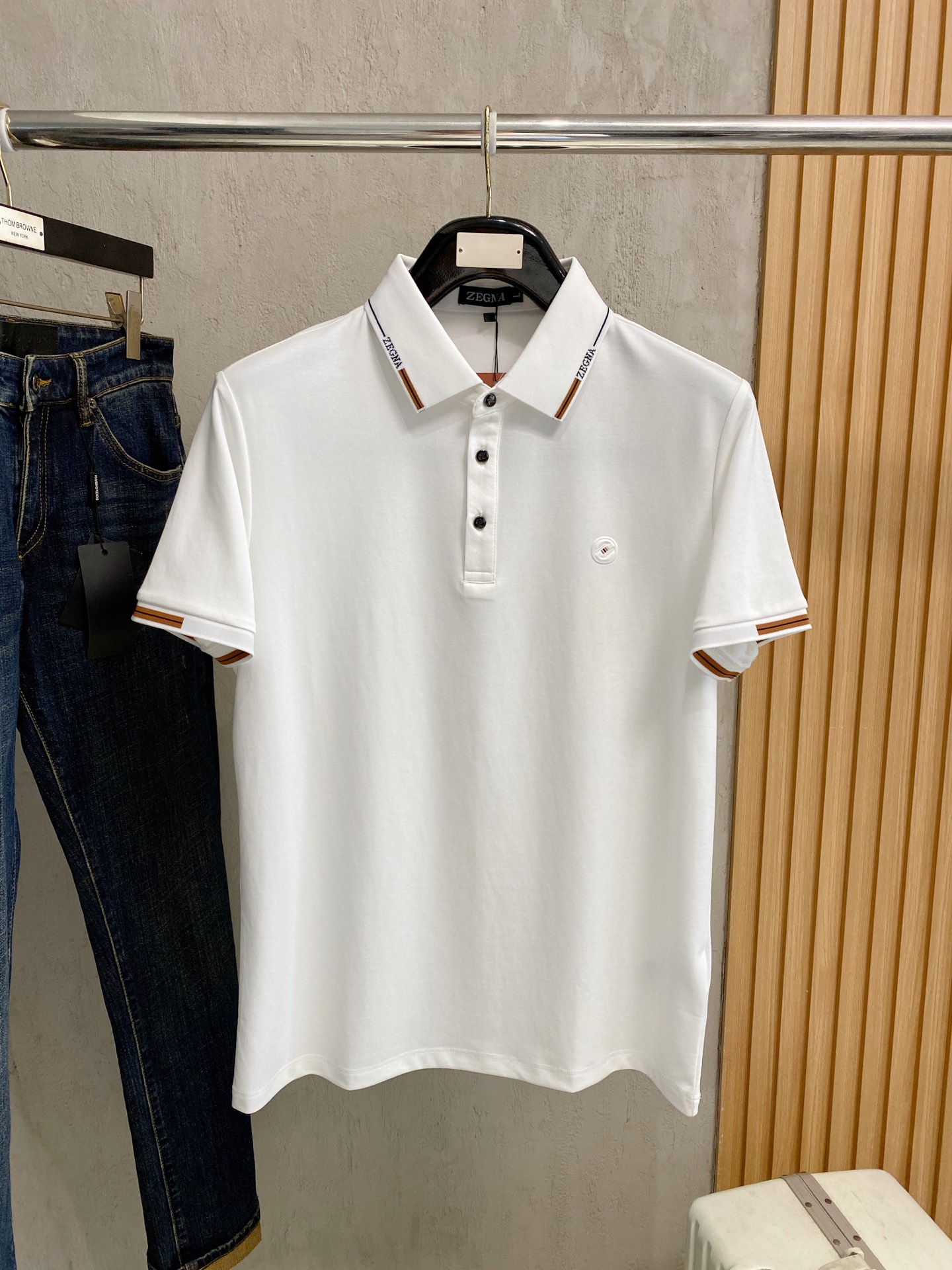 NO:757592,Ermenegildo Zegna highly recommended!  Spring and summer new products are on sale at the counter. Fashionable and high-end men's Polo - Logo on the chest, personalized and fashionable/Imported top-notch high-density mercerized pearls, extremely skin-friendly and comfortable. It feels very delicate, has a good texture, is cool and breathable, and is a very good overall piece. It can be worn alone without any problem. Size M-4Xl,,zegna,19860909杰尼亚 重磅推荐！春夏新品 专柜在售 时尚高端男装Polo-胸前Logo个性时尚/进口顶极高密度丝光珠地,极为亲肤舒适 摸上去非常的细腻,质感很好,凉爽透气,整体非常不错的一款,内搭单穿都完全没问题 尺码M-4Xl,,zegna,,Men's clothing