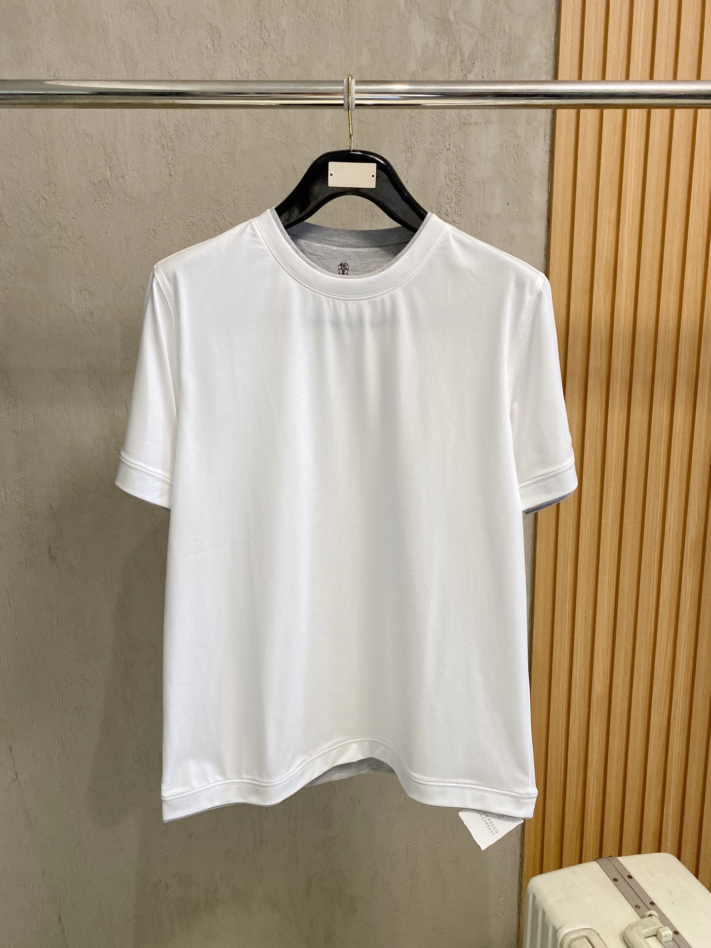 NO:827574,High version Brunello Cucinelli BC fake two-piece round neck short-sleeved T-shirt with embroidery on the chest, 2026SS early spring new short-sleeved shirt. Men wear short-sleeved high-end custom fabrics with their eyes closed when going out every day. The charm lies in creating a simple and luxurious fashion. You can match it casually to feel the unique British style.  The loose fit shows a casual style. Sizes M-XXL, men's clothing, brunello cucinelli, T-shirt, tees, t-shirt,19860909高版Brunello Cucinelli BC 胸前刺绣假两件圆领短袖T恤,2026SS早春新款短袖 男士日常出门闭眼搭高级定制面料短袖 魅力在于创造了简约奢华感的时尚,随意搭配感受英式风格独特气质．宽松的版型展现出休闲随意的风格.尺码M-XXL,男装,brunello cucinelli,T-shirt,tees，t-shirt,,Women's clothing
