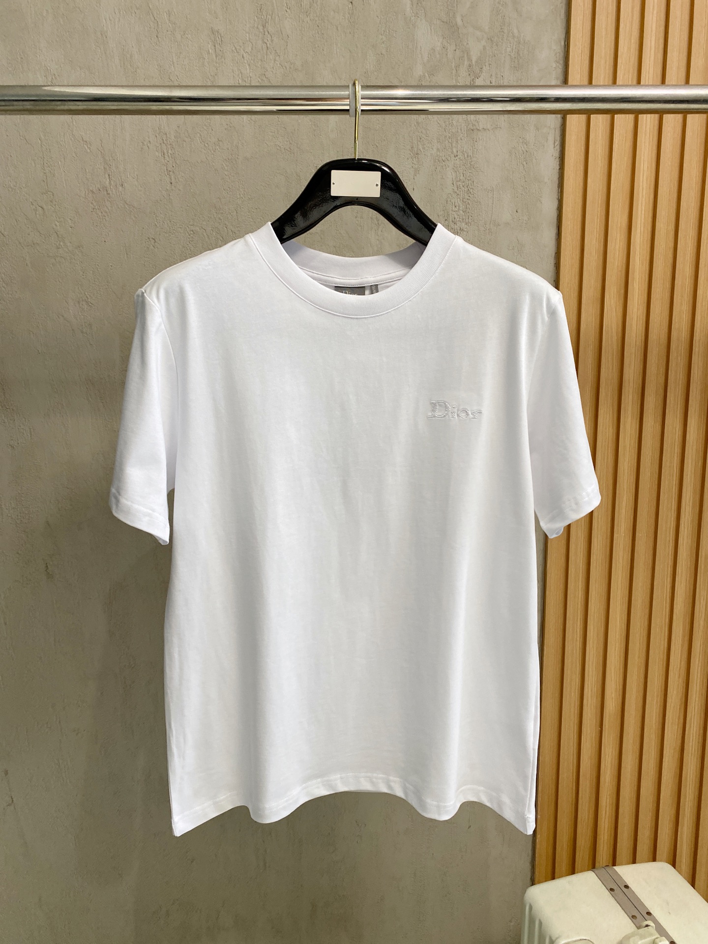 NO:947336,Dior Dior 2026 spring and summer new short-sleeved logo letter embroidery, the same T-shirt as the official website, double yarn pure cotton fabric, diversified matching, catering to the current innovative trends at the forefront of fashion, the collision of retro and modern elements, extreme violent aesthetics. Fashion matching, complete three standards, sizes S-XXL, dior, dior, T-shirt, tees, t-shirt,19860909Dior迪奥 2026春夏新款logo字母刺绣短袖 官网同款T恤 双纱纯棉面料 多元化搭配 迎合眼下时尚前沿的创新趋势 复古与现代化元素的碰撞 极端的暴力美学.时尚搭配 三标齐全 尺码S-XXL,,dior,dior,T-shirt,tees，t-shirt,,Men's clothing