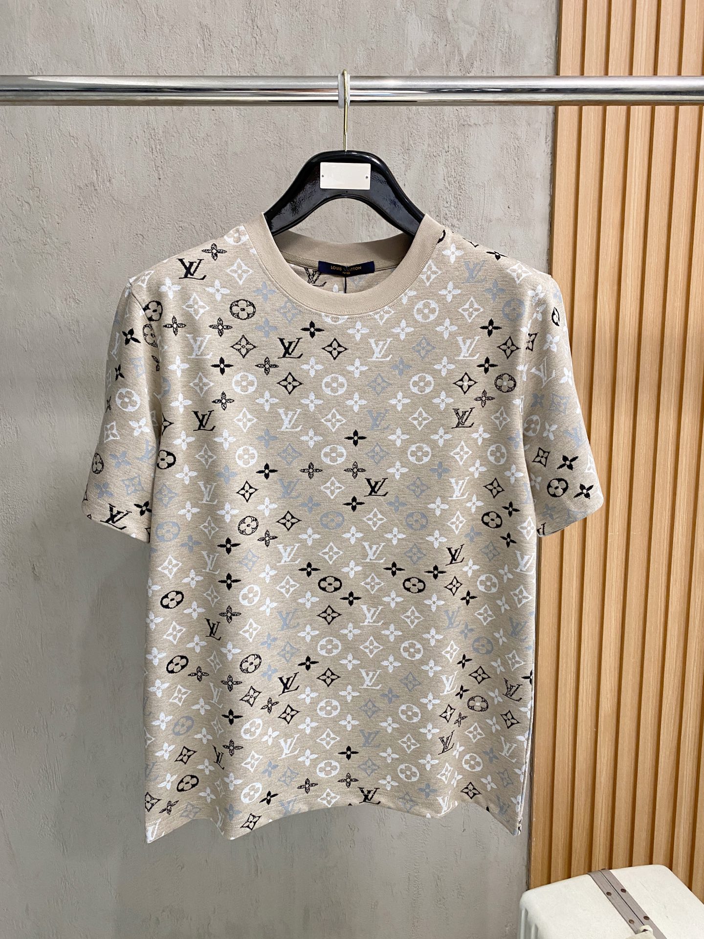 NO:947359,(No M) Louis VuitL26ss new product is available at counters at the same time. Multiple craftsmanship, jacquard contrast color presbyopic round neck short-sleeved T-shirt, same style for men and women!  Consigned to a perfect fit. Official website synchronization, pure cotton fabrics at the counter!  It is close to the skin and comfortable, durable and easy to wear. It has a classic and simple logo design and meticulous original craftsmanship. Short-sleeves, a must-have item for men, are not the same as the general public, but must be unique and eye-catching. This LV short-sleeve is all online in terms of appearance and quality, comfort, consistent version, and fashion, including fabrics and cutting techniques. All of them have been made with great effort!  It is very refreshing and comfortable for daily wear. The rib knitting on the neckline is smooth and tight, and the neckline will not be skewed even if you toss it casually. It has a loose fit and you will find that it really looks good on the upper body. The overall design is minimalist and neat, and it is super versatile for everyday wear!  Pair it casually with a pair of pants for a youthful look. A T-shirt will make your outfit crazy. It is a fashionable item that can never go wrong!  Size S-2XL,,louis vuitton,louis vuitton,T-shirt,tees,t-shirt,19860909（无M）Louis VuitL26ss新品专柜同步专柜上架 多重重工艺 满身提花撞色老花圆领短袖T恤,男女同款！寄予一身打造.官网同步,专柜纯棉面料！贴肤舒适,耐看又好穿,经典简约logo设计,原厂工艺一丝不苟,型男必备单品短袖不在千篇一律的大众脸,而是一定要独特吸引人的眼球,这一款LV短袖品相品质都在线,舒适度,一如既往的版型,时髦度,包括面料、裁剪工艺上,都是下足了功夫！日常穿着非常清爽穿感舒适,领口的罗纹针织平整紧密,随意折腾都不会领口歪斜,宽松版型,上身你就会发现真的好好看,整体极简利落,超级日常百搭！随随便便搭配一条裤子就是青春的样子,一件t恤就能为你的穿搭疯狂,绝不会出错的时髦单品！码数S-2XL,,louis vuitton,louis vuitton,T-shirt,tees，t-shirt,,Men's clothing