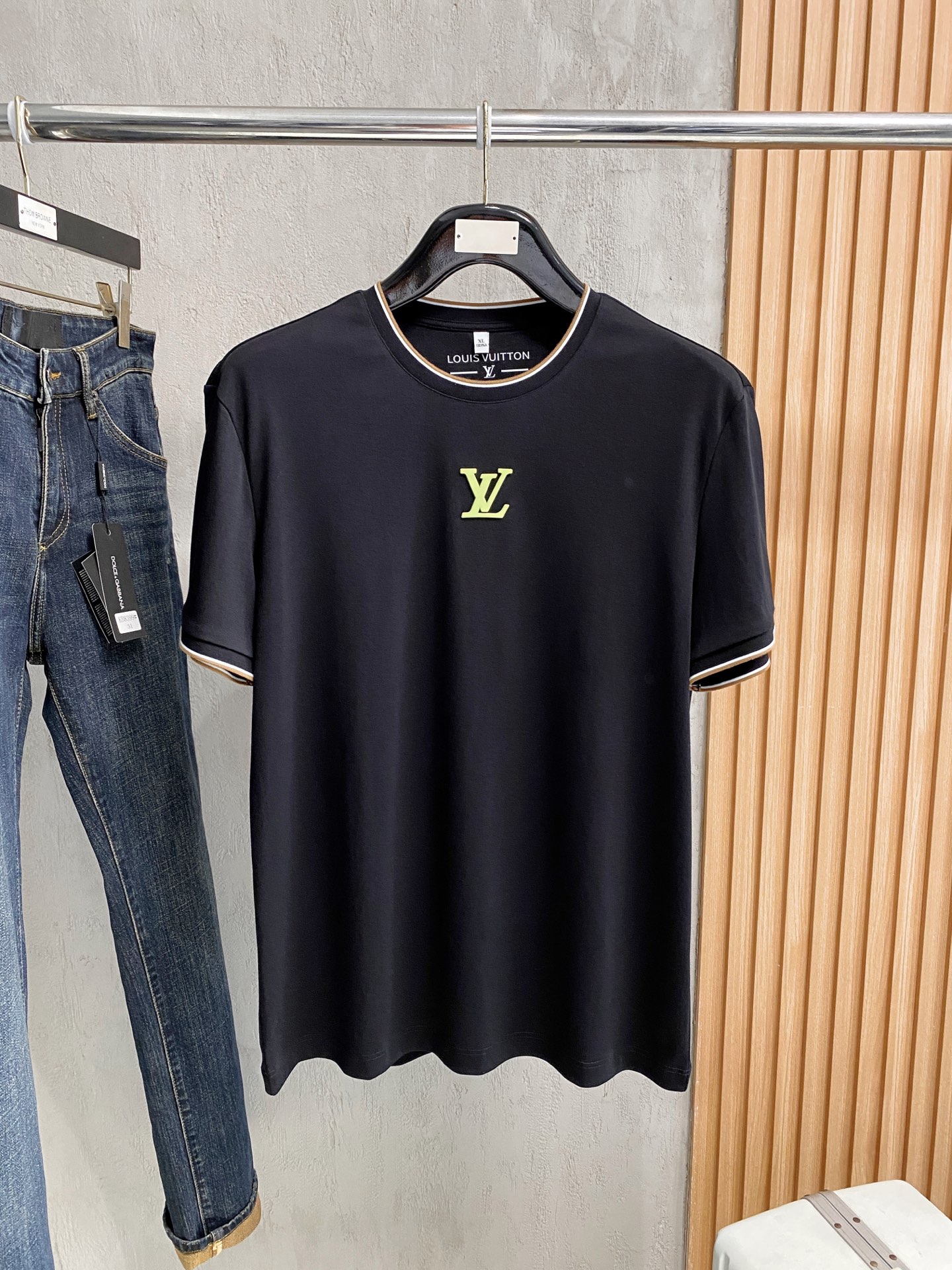 NO:848199,LV 2026 new pure cotton men’s casual bottoming short-sleeved T-shirt!  High-end customization, high version, fashionable and versatile, loose version, original imported cotton fabric, threaded cuffs, collar and hem, super soft and delicate to the touch, skin-friendly and comfortable to wear, high-end boutique. Avant-garde style, charming and comfortable, great upper body, essential items for men, complete with three standards, sizes M-4XL, Louis Vuitton, T-shirt, tees, t-shirt,19860909LV 2026 新款纯棉男士休闲打底短袖T恤！高端定制 高版本 时尚百搭爆款宽松版型原版进口纯棉面料 螺纹袖口.领口衣摆 手感超柔软细腻 穿着亲肤舒适 高端精品.前卫风格魅力舒适, 上身非常赞 男士必备单品 三标齐全 尺码M-4XL,,louis vuitton,T-shirt,tees，t-shirt,,Men's clothing