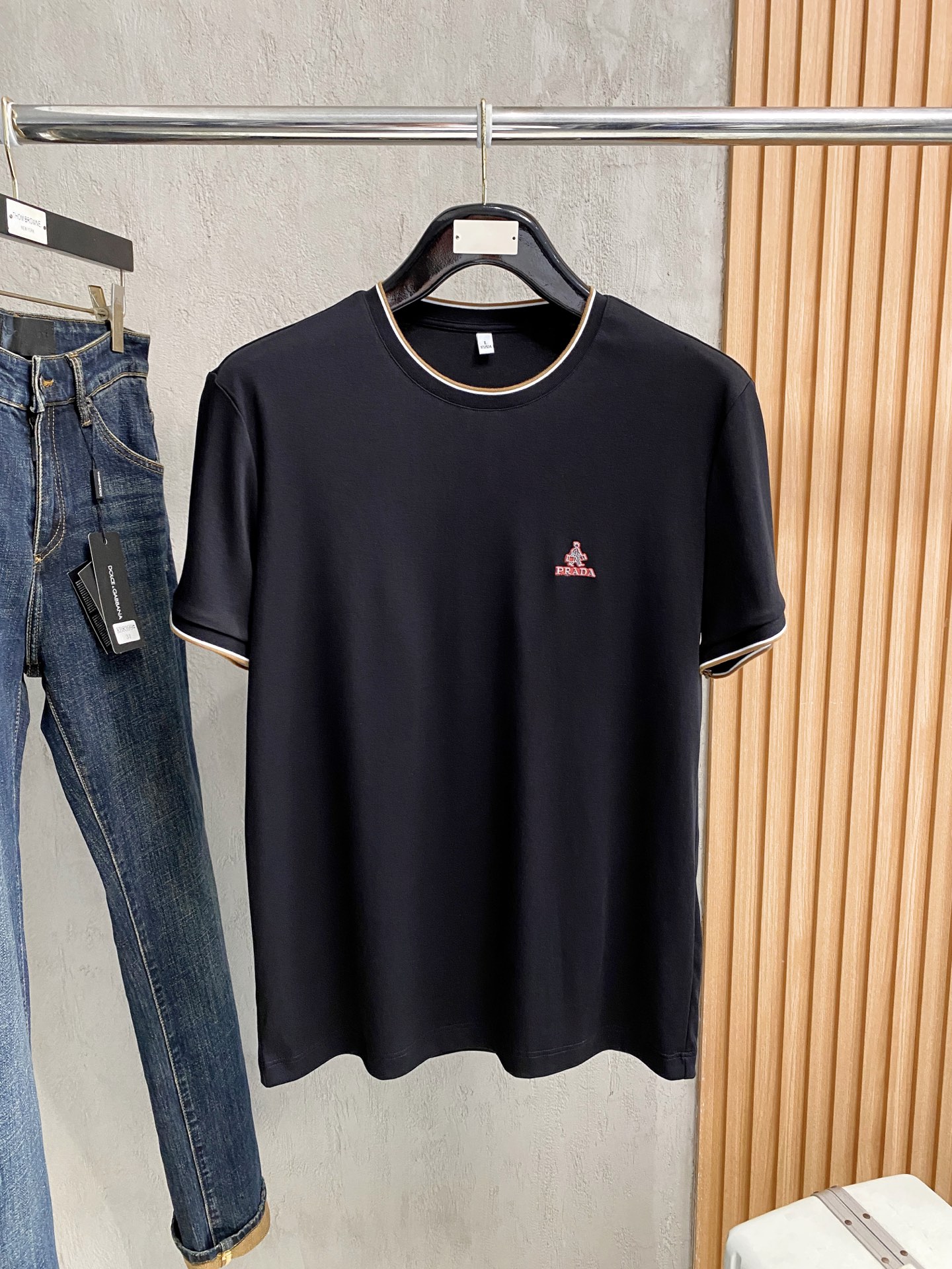 NO:848201,Prada 2026 new pure cotton men's casual bottoming short-sleeved T-shirt!  High-end customization, high version, fashionable and versatile, loose version, original imported cotton fabric, threaded cuffs, collar and hem, super soft and delicate to the touch, skin-friendly and comfortable to wear, high-end boutique. Avant-garde style, charming and comfortable, great upper body, essential items for men, three complete standards, sizes M-4XL, prada, T-shirt, tees, t-shirt,19860909普拉达 2026 新款纯棉男士休闲打底短袖T恤！高端定制 高版本 时尚百搭爆款宽松版型原版进口纯棉面料 螺纹袖口.领口衣摆 手感超柔软细腻 穿着亲肤舒适 高端精品.前卫风格魅力舒适, 上身非常赞 男士必备单品 三标齐全 尺码M-4XL,,prada,T-shirt,tees，t-shirt,,Men's clothing