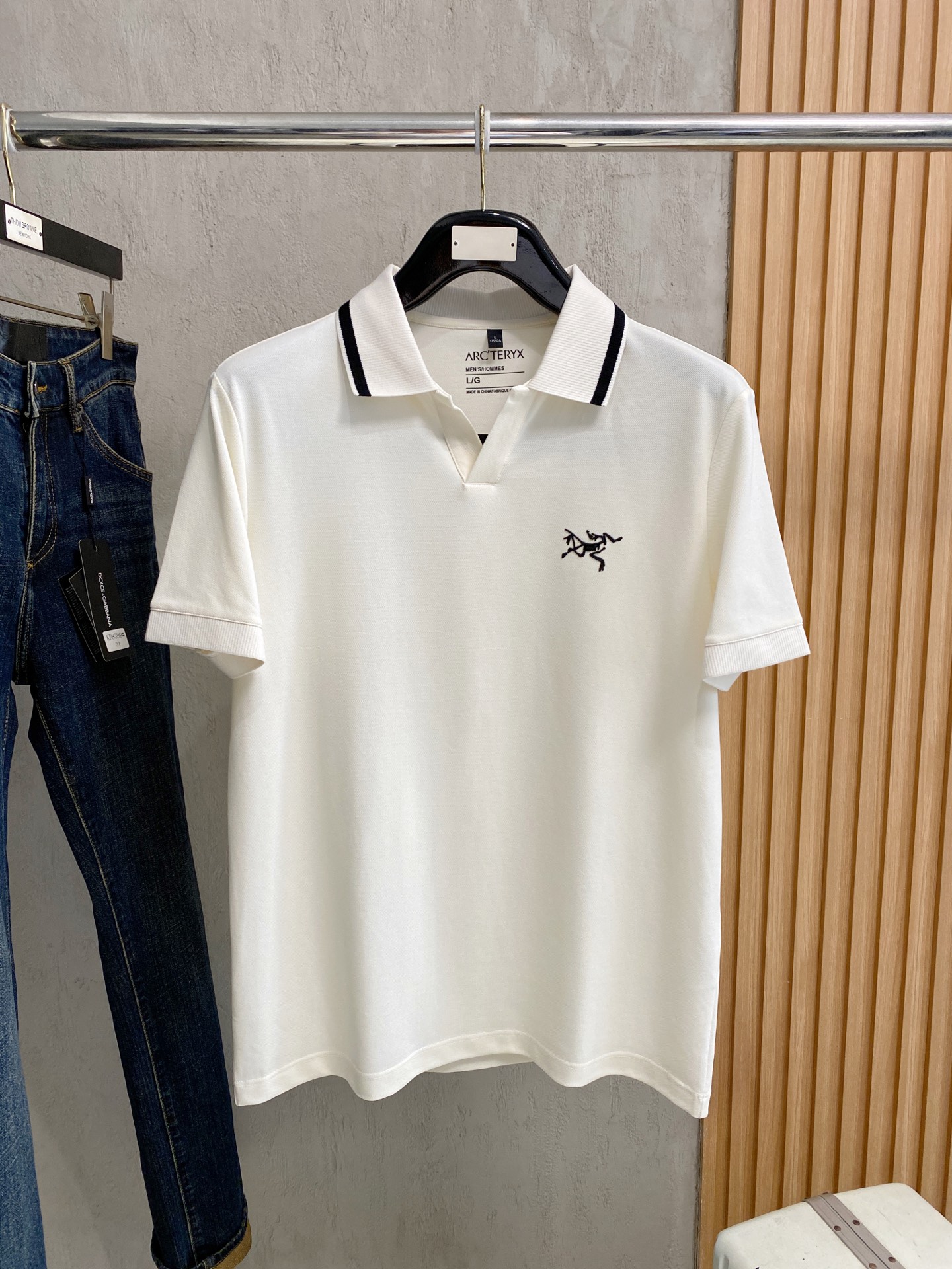 NO:848210,Arc'teryx 2026 spring and summer new original men's lapel polo shirt short-sleeved T-shirt, simultaneous sale at the counter, popular style, simple, fashionable and versatile, high-end quality, chest logo pattern design, custom mercerized pique cotton fabric, comfortable to wear, breathable, high-grade and textured, simple and decent, fashionable without losing personality, casual and casual upper body, handsome and stylish  Show off the big-name temperament. Size M-4XL, arc'teryx, T-shirt, tees, t-shirt,19860909始祖鸟 2026春夏新款原单男士翻领Polo衫短袖T恤 柜台同步发售 爆款 简洁时尚百搭 高端品质 胸前logo图案设计 定制丝光珠地棉面料 穿着舒适 透气 档次高很有质感 简单大方得体 时尚不失个性 上身休闲随性 帅气有型 彰显大牌气质.尺码M-4XL,arc'teryx,T-shirt,tees，t-shirt,,Men's clothing