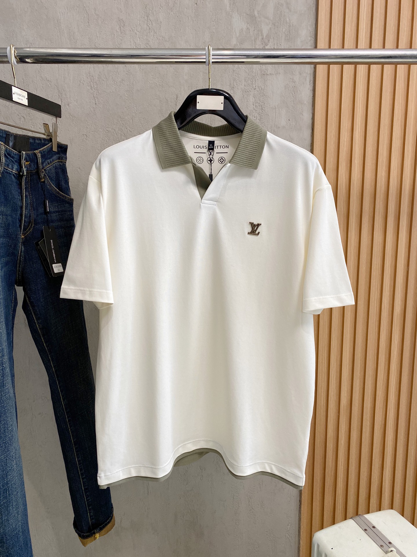 NO:848195,LV 2026 spring and summer new original men's lapel polo shirt short-sleeved T-shirt, on sale at the same time, hot style, simple, fashionable and versatile, high-end quality, chest logo pattern design, custom mercerized pique cotton fabric, comfortable to wear, breathable, high-grade and textured, simple and decent, fashionable without losing personality, casual and casual upper body, handsome and stylish, showing the temperament of a big brand. Size M-4XL, Louis  vuitton,T-shirt,tees,t-shirt,19860909LV 2026春夏新款原单男士翻领Polo衫短袖T恤 柜台同步发售 爆款 简洁时尚百搭 高端品质 胸前logo图案设计 定制丝光珠地棉面料 穿着舒适 透气 档次高很有质感 简单大方得体 时尚不失个性 上身休闲随性 帅气有型 彰显大牌气质.尺码M-4XL,,louis vuitton,T-shirt,tees，t-shirt,,Men's clothing