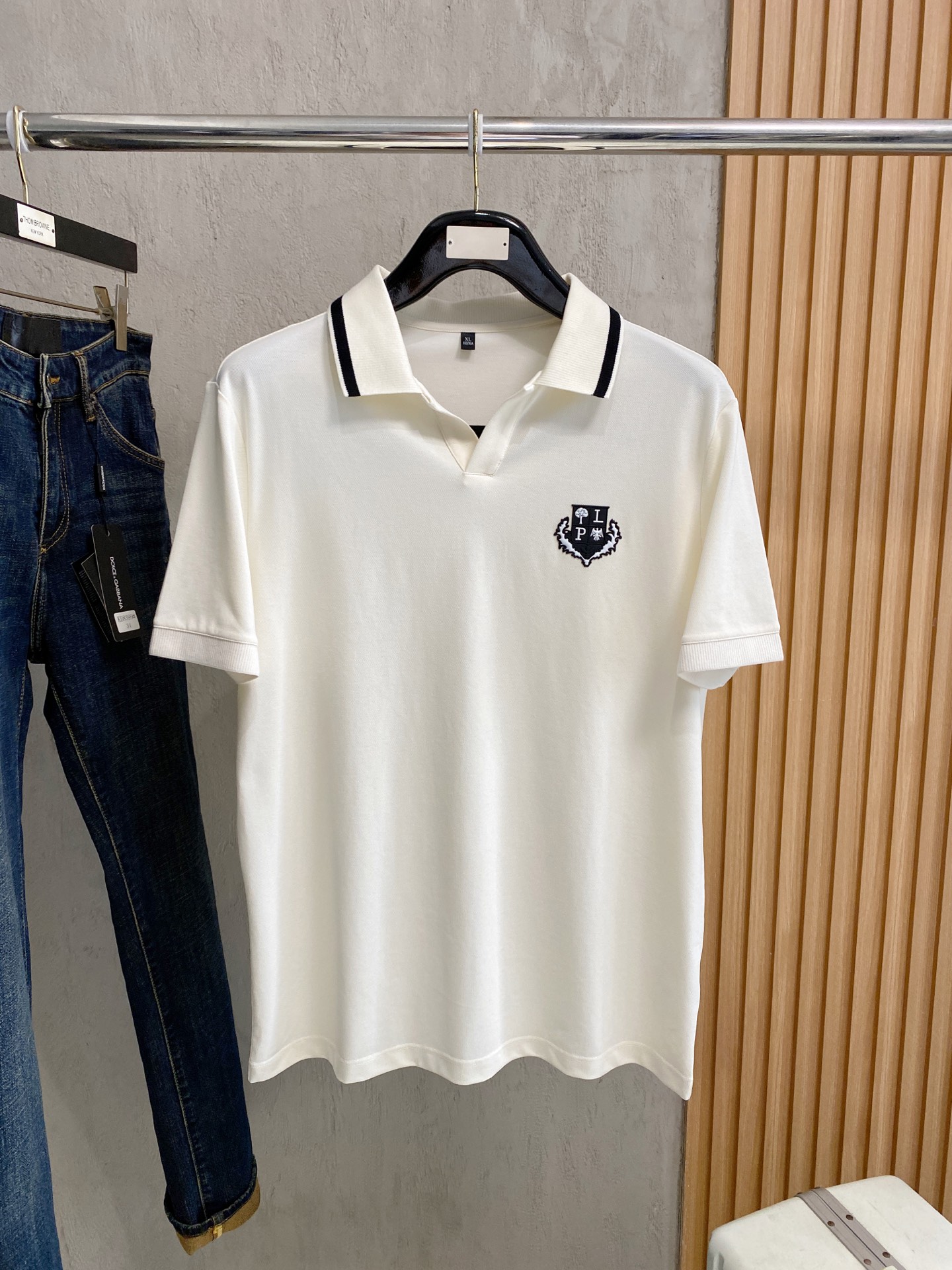 NO:848212,LP. 2026 new spring and summer original men's lapel Polo short-sleeved T-shirts are on sale at the same time. Popular style. Simple, fashionable and versatile. High-end quality. Logo design on the chest. Customized mercerized piqué cotton fabric. Comfortable to wear. Breathable. High-grade and textured. Simple and decent. Fashionable without losing personality. The upper body is casual and casual. Handsome and stylish. Shows the temperament of a big brand. Sizes M-4XL, loro piana, T-shirt, tees, t-shirt,19860909LP.2026春夏新款原单男士翻领Polo衫短袖T恤 柜台同步发售 爆款 简洁时尚百搭 高端品质 胸前logo图案设计 定制丝光珠地棉面料 穿着舒适 透气 档次高很有质感 简单大方得体 时尚不失个性 上身休闲随性 帅气有型 彰显大牌气质.尺码M-4XL,,loro piana,T-shirt,tees，t-shirt,,Men's clothing