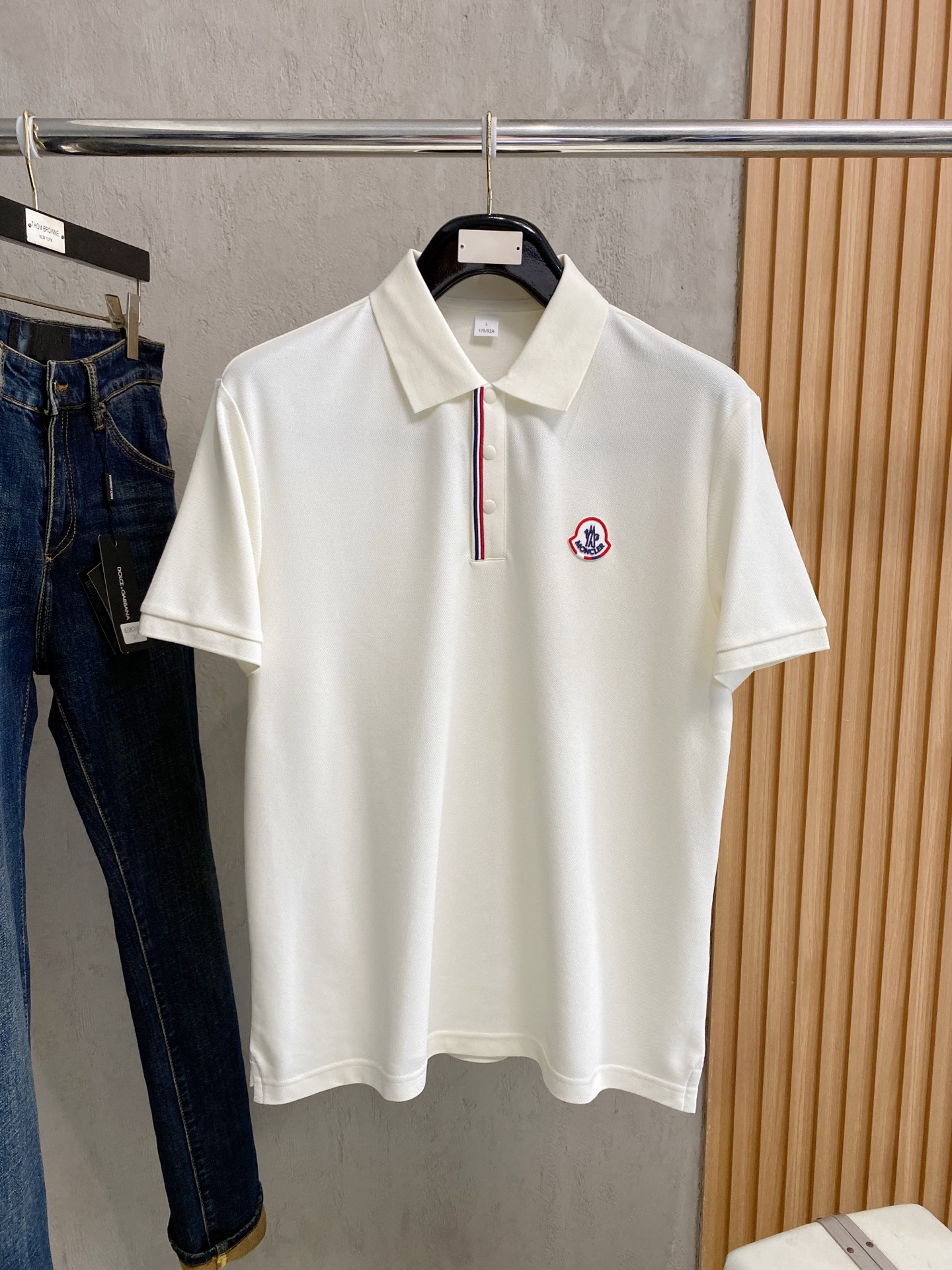 NO:848197,Mengkou 2026 spring and summer new original men's lapel polo shirt short-sleeved T-shirt. On sale at the same time. Popular style. Simple, fashionable and versatile. High-end quality. Logo design on the chest. Customized mercerized piqué cotton fabric. Comfortable to wear. Breathable. High-grade and textured. Simple and decent. Fashionable without losing personality. The upper body is casual and casual. Handsome and stylish, showing the temperament of a big brand. Sizes M-4XL, Moncler, T-shirt, tees, t-shirt,19860909蒙口 2026春夏新款原单男士翻领Polo衫短袖T恤 柜台同步发售 爆款 简洁时尚百搭 高端品质 胸前logo图案设计 定制丝光珠地棉面料 穿着舒适 透气 档次高很有质感 简单大方得体 时尚不失个性 上身休闲随性 帅气有型 彰显大牌气质.尺码M-4XL,,Moncler,T-shirt,tees，t-shirt,,Men's clothing