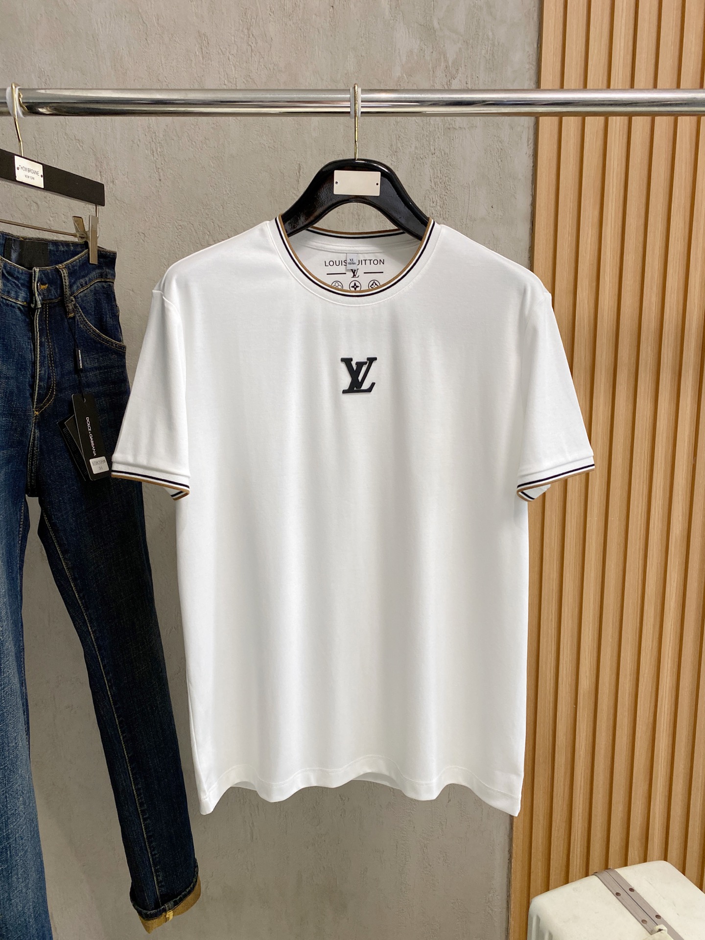 NO:846663,LV 2026 new pure cotton men’s casual bottoming short-sleeved T-shirt!  High-end customization, high version, fashionable and versatile, loose version, original imported cotton fabric, threaded cuffs, collar and hem, super soft and delicate to the touch, skin-friendly and comfortable to wear, high-end boutique. Avant-garde style, charming and comfortable, great upper body, essential items for men, complete with three standards, sizes M-4XL, Louis Vuitton, T-shirt, tees, t-shirt,19860909LV 2026 新款纯棉男士休闲打底短袖T恤！高端定制 高版本 时尚百搭爆款宽松版型原版进口纯棉面料 螺纹袖口.领口衣摆 手感超柔软细腻 穿着亲肤舒适 高端精品.前卫风格魅力舒适, 上身非常赞 男士必备单品 三标齐全 尺码M-4XL,,louis vuitton,T-shirt,tees，t-shirt,,Men's clothing