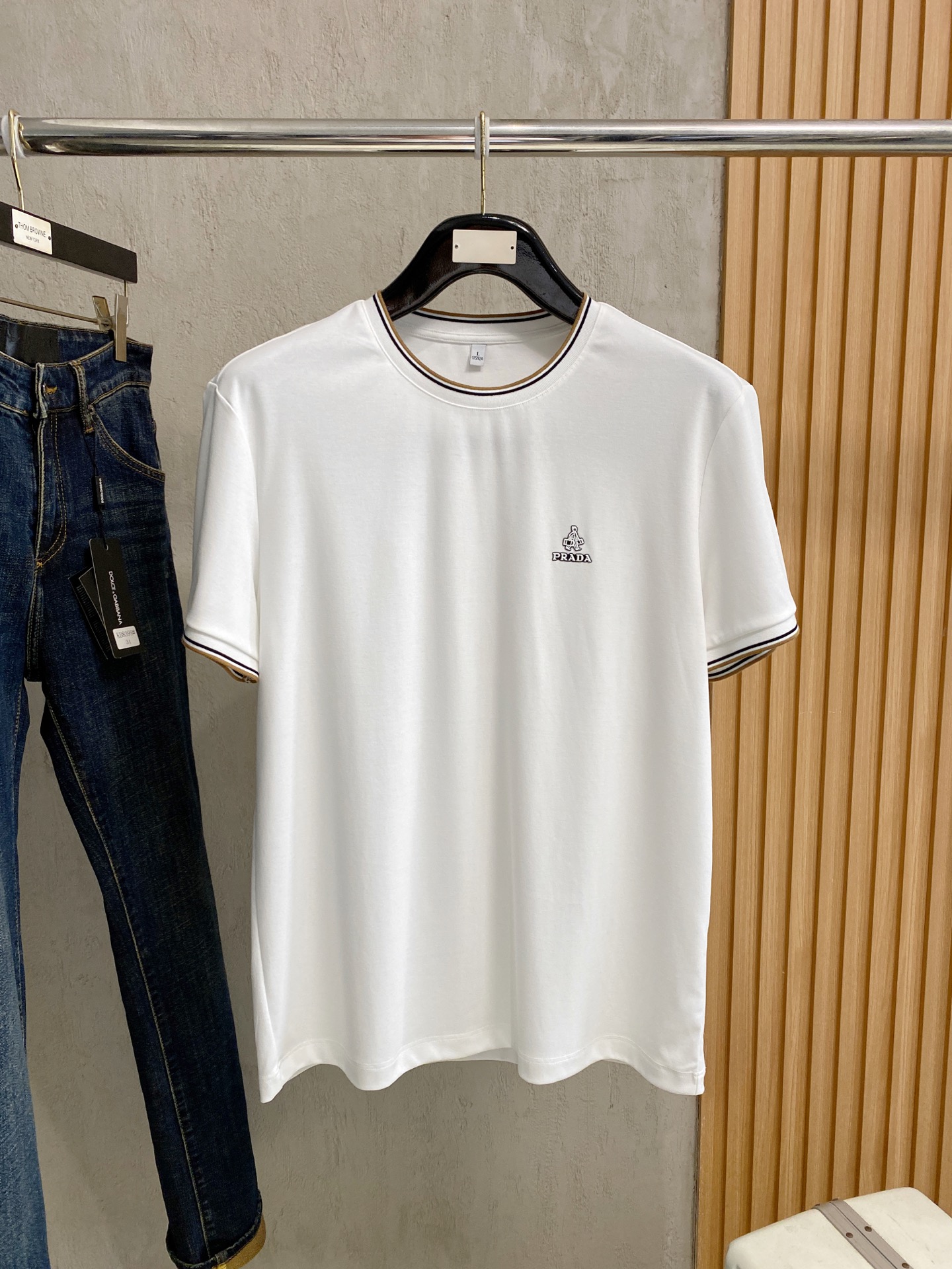NO:846666,Prada 2026 new pure cotton men's casual bottoming short-sleeved T-shirt!  High-end customization, high version, fashionable and versatile, loose version, original imported cotton fabric, threaded cuffs, collar and hem, super soft and delicate to the touch, skin-friendly and comfortable to wear, high-end boutique. Avant-garde style, charming and comfortable, great upper body, essential items for men, three complete standards, sizes M-4XL, prada, T-shirt, tees, t-shirt,19860909普拉达 2026 新款纯棉男士休闲打底短袖T恤！高端定制 高版本 时尚百搭爆款宽松版型原版进口纯棉面料 螺纹袖口.领口衣摆 手感超柔软细腻 穿着亲肤舒适 高端精品.前卫风格魅力舒适, 上身非常赞 男士必备单品 三标齐全 尺码M-4XL,,prada,T-shirt,tees，t-shirt,,Men's clothing
