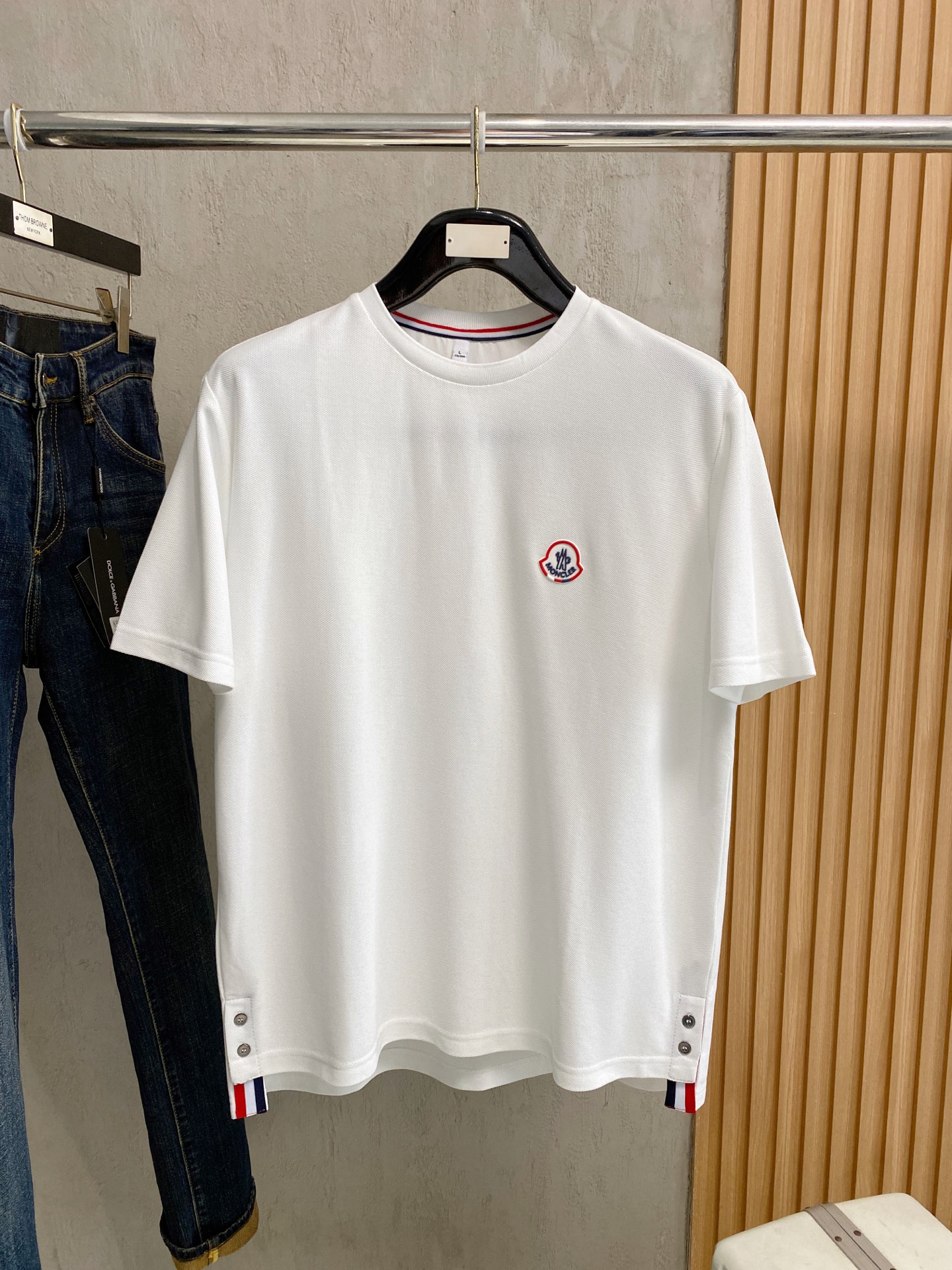NO:848203,Mengkou 2026 new pure cotton men's casual bottoming short-sleeved T-shirt!  High-end customization, high version, fashionable and versatile, loose fit, original imported cotton fabric, threaded cuffs, collar and hem, super soft and delicate to the touch, skin-friendly and comfortable to wear, high-end boutique. Avant-garde style, charming and comfortable, great upper body, essential items for men, complete with three standards, sizes M-4XL, Moncler, T-shirt, tees, t-shirt,19860909蒙口 2026 新款纯棉男士休闲打底短袖T恤！高端定制 高版本 时尚百搭爆款宽松版型原版进口纯棉面料 螺纹袖口.领口衣摆 手感超柔软细腻 穿着亲肤舒适 高端精品.前卫风格魅力舒适, 上身非常赞 男士必备单品 三标齐全 尺码M-4XL,,Moncler,T-shirt,tees，t-shirt,,Men's clothing