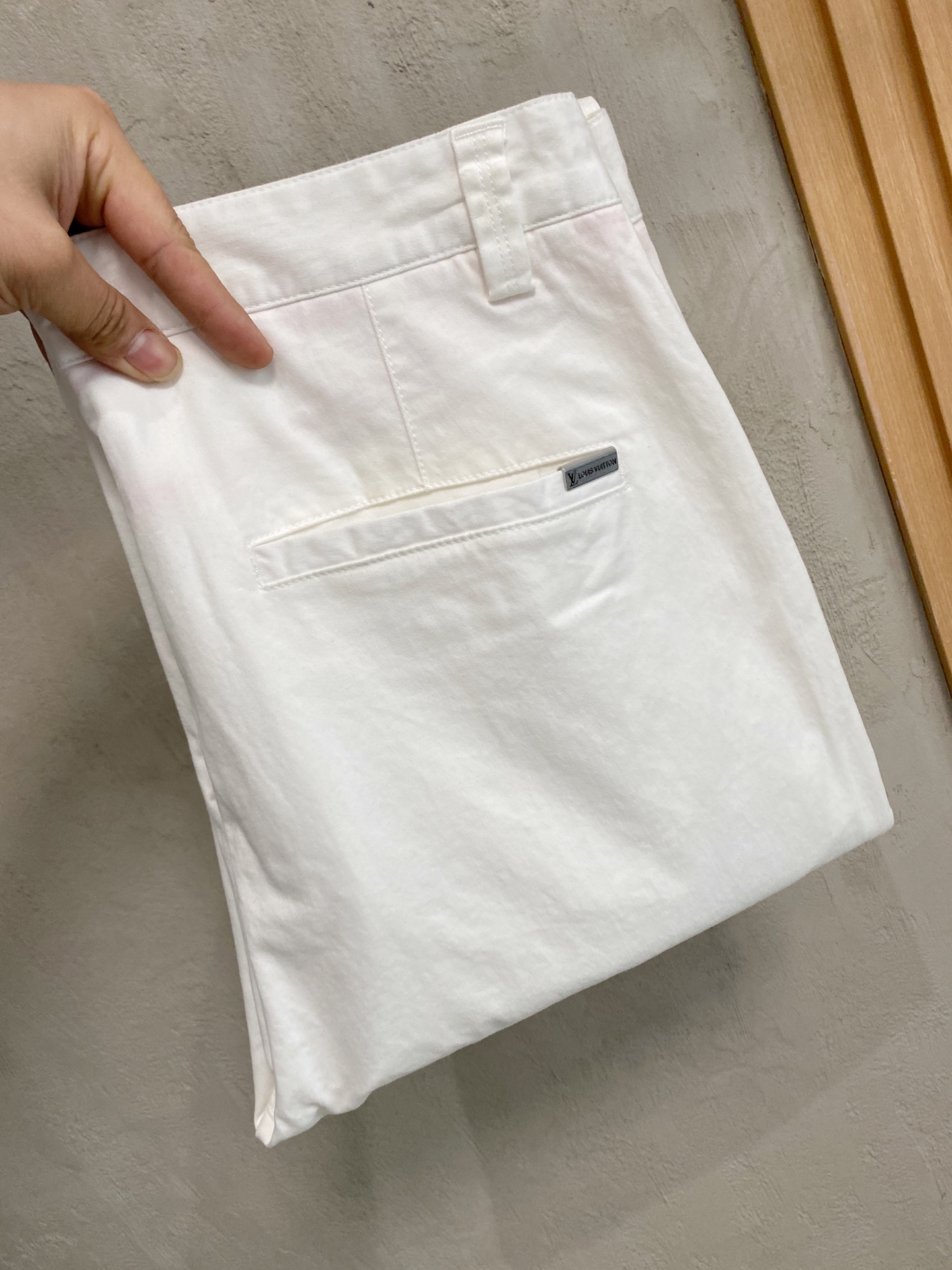 NO:848205,LV [new product] 26ss casual pants golden classic appears again, original order high-quality fashionable casual pants. Super versatile style. Exclusive custom-made fabric, very wide and stylish, close-fitting and comfortable. Super beautiful version, the upper body shows slender legs, the lining and routing are impeccable, you can attend any occasion, once again emphasize that the fabric is very, very classy! Size M-4Xl,,louis vuitton,19860909LV【新品】26ss休闲裤金典再次出现,原单订制高品质时尚休闲裤.超级百搭款.独家定制面料,挺阔有型,贴身舒适.超靓版型、上身显腿修长,內里,走线都无可挑剔,任何场合都可出席,再次强调面料非常非常显档次！码数 M-4Xl,,louis vuitton,,Men's clothing