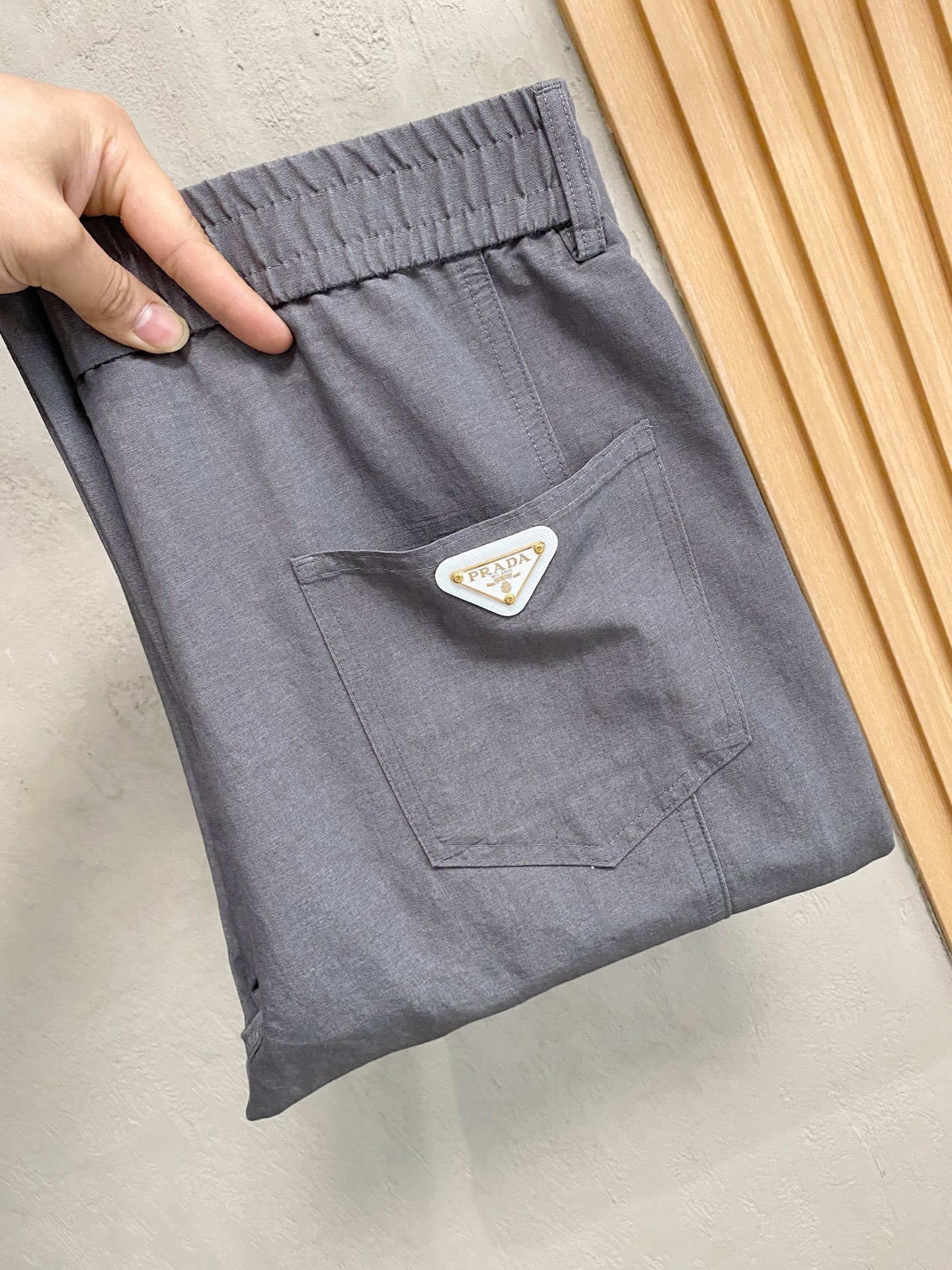 NO:848209,Prada's [new product] 26ss casual pants are here again, high-quality fashionable casual pants made from original orders. Super versatile. Exclusively customized fabrics, very wide and stylish, close to the body and comfortable. Super beautiful shape, the upper body shows slender legs, and the lining and routing are impeccable. They can be attended in any occasion. Once again, the fabric is very, very classy! Size M-4Xl,,prada,19860909普拉达【新品】26ss休闲裤金典再次出现,原单订制高品质时尚休闲裤.超级百搭款.独家定制面料,挺阔有型,贴身舒适.超靓版型、上身显腿修长,內里,走线都无可挑剔,任何场合都可出席,再次强调面料非常非常显档次！码数 M-4Xl,,prada,,Men's clothing