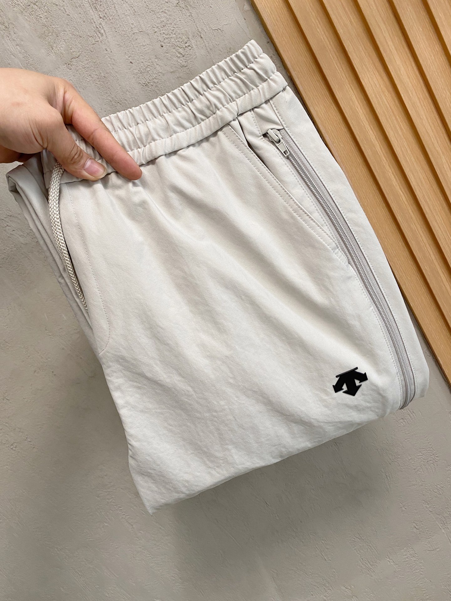 NO:848211,Descente [New Product] 26ss Casual Pants Golden Classic appears again, original order high-quality fashionable casual pants. Super versatile. Exclusively customized fabric, very wide and stylish, close to the body and comfortable. Super beautiful version, the upper body shows slender legs, the lining and routing are impeccable, you can attend any occasion, and once again emphasize that the fabric is very, very classy! Code number M-3Xl,,19860909迪桑特【新品】26ss休闲裤金典再次出现,原单订制高品质时尚休闲裤.超级百搭款.独家定制面料,挺阔有型,贴身舒适.超靓版型、上身显腿修长,內里,走线都无可挑剔,任何场合都可出席,再次强调面料非常非常显档次！码数 M-3Xl,,,Men's clothing