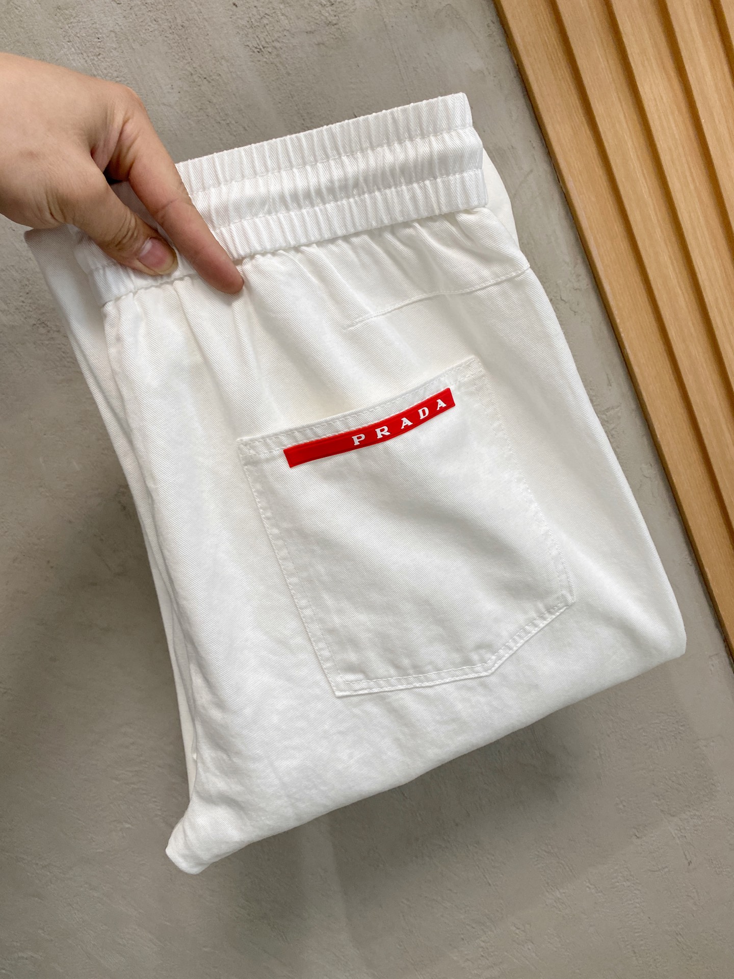 NO:848213,Prada's [new product] 26ss casual pants are here again, high-quality fashionable casual pants made from original orders. Super versatile. Exclusively customized fabrics, very wide and stylish, close to the body and comfortable. Super beautiful shape, the upper body shows slender legs, and the lining and routing are impeccable. They can be attended in any occasion. Once again, the fabric is very, very classy! Size M-4Xl,,prada,19860909普拉达【新品】26ss休闲裤金典再次出现,原单订制高品质时尚休闲裤.超级百搭款.独家定制面料,挺阔有型,贴身舒适.超靓版型、上身显腿修长,內里,走线都无可挑剔,任何场合都可出席,再次强调面料非常非常显档次！码数 M-4Xl,,prada,,Men's clothing