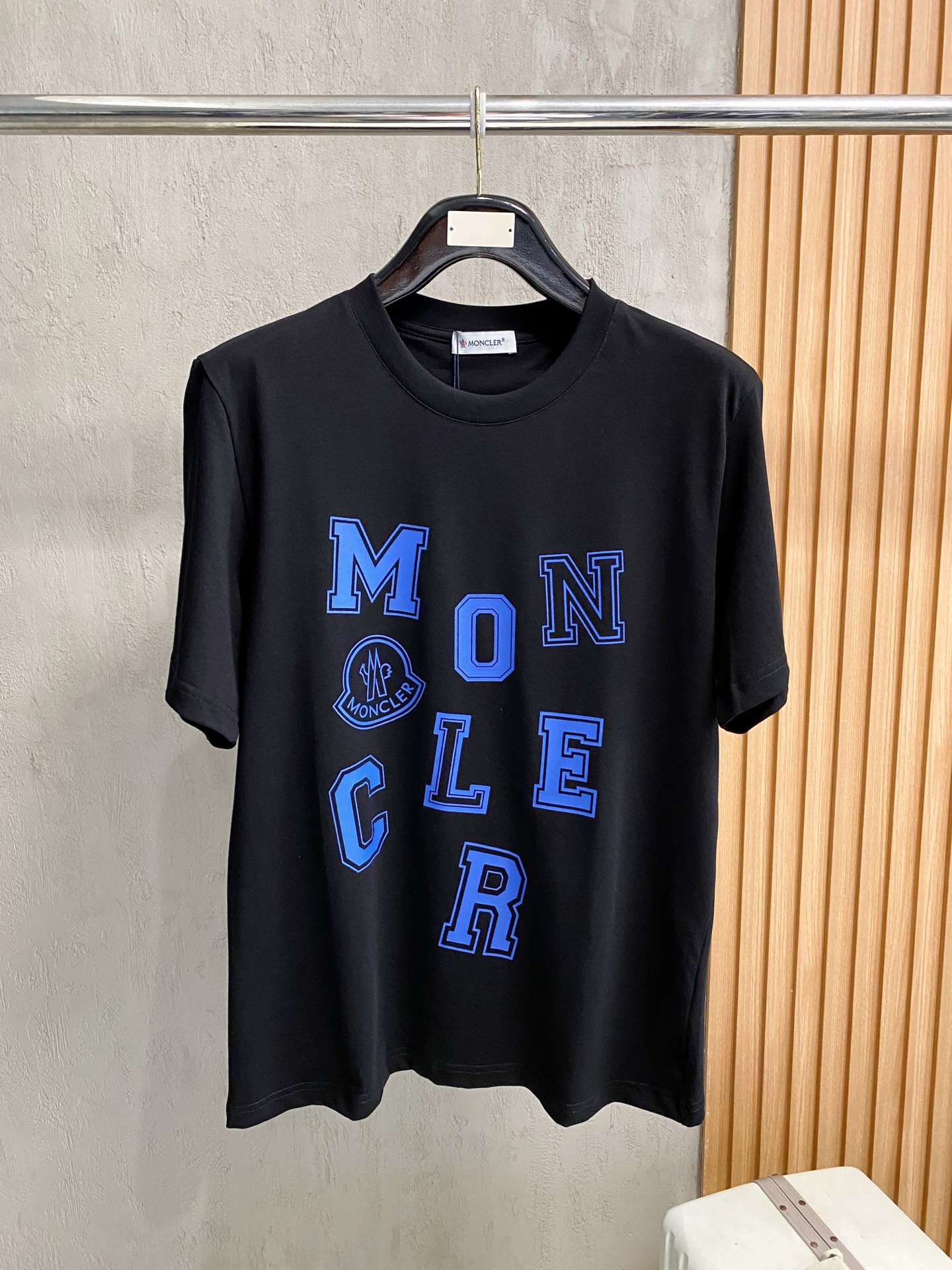 NO:834492,Mon's men's high-end fashion round-neck short-sleeved T-shirt, sold through trading company channels, pure blood quality, new spring and summer products in 2026, official synchronization, exclusive hot sale!  A T-shirt that is very in line with the aesthetic tone of the M family. The design style perfectly follows the essence of the M family. The sleeves and arms are decorated with the iconic wool felt brand badge logo, and the three-dimensional offset printing logo of the current season brand on the chest forms a visual echo. Green has become the main color of this season. It is used in many series of products. It is full of vitality and fashion, and at the same time highlights the high-end and fashionable tone!  The top-grade fabrics imported from Egypt are selected from the finest cotton raw materials with excellent sunlight in the Nile River area. They are custom-woven and dyed in a century-old Italian workshop. They are full of cotton feel, comfortable and breathable, extremely delicate to the touch, and have excellent skin-friendliness!  The detail processing is excellent, the color scheme is simple and versatile, the upper body effect is first-class, fashionable and elegant, the upper body is full of temperament, perfect for business commuting and going out for leisure, whether it is worn inside or alone, it is quite brilliant!  Size S-2xL,,Moncler,T-shirt,tees,t-shirt,19860909蒙口 Mon家男士高端时装款圆领短袖T恤,贸易公司渠道货,纯正血统品质,26年春夏新品,官方同步,独家爆款售卖！ 极符合M家美学基调的一款T恤,造型设计画风完美沿袭了M家的精髓,袖臂饰有标志性羊毛毡品牌徽章标识,搭载胸前当季品牌立体胶印工标识体,形成视觉呼应,绿色成为这一季主打色彩,运用到多系列产品,充满活力与时髦感,同时彰显出高级感与时装的腔调！ 客供埃及进口顶级面料,甄选尼罗河区域光照极好的上等棉花原料,经过意大利百年工坊定织定染而成,棉感十足,舒适性与透气性兼备,触感极为细腻,亲肤性绝佳！ 细节处理非常出色,配色简约百搭,上身效果一流,时髦且优雅,上身气质感十足,商务通勤与出街休闲完美驾驭,无论内搭还是单穿都颇为出彩！码数S-2xL,,Moncler,T-shirt,tees，t-shirt,,Men's clothing