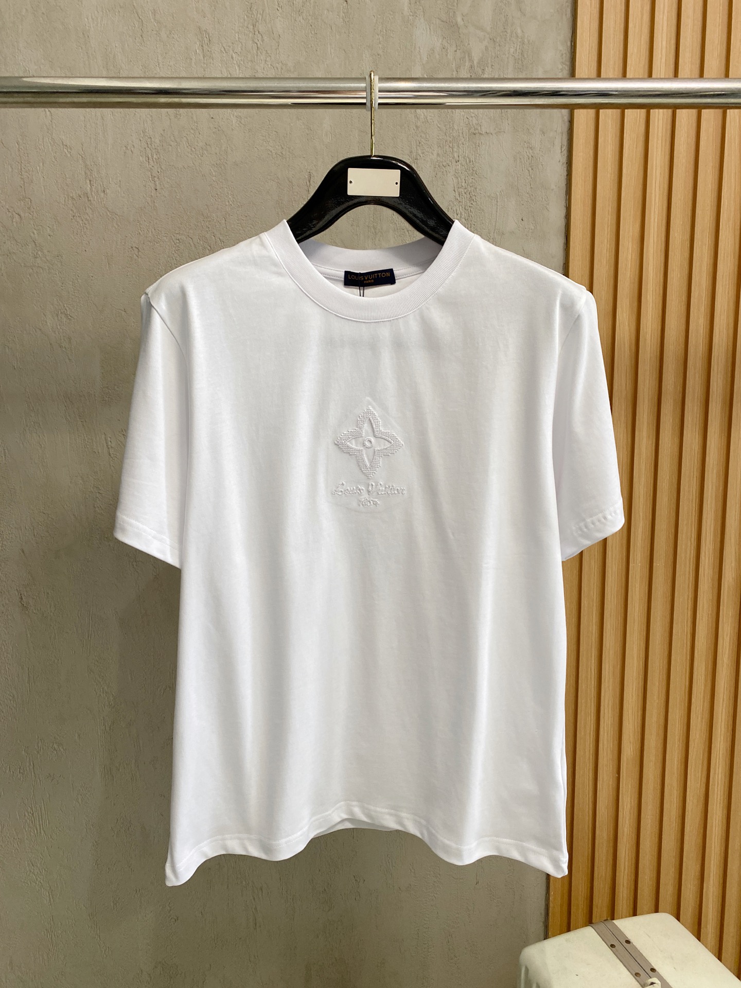 NO:834510,Louis vuitt2026 latest couple's style short-sleeved T-shirt real shot, top quality goods, three-dimensional tailoring, customized fabric, comfortable and breathable!  Customized brand logo embellishment ~ Charming and charming, the hand is delicate and soft, the upper body is comfortable and breathable, the style of a big brand is luxurious and elegant, the texture can only be imported and customized from Italy, versatile style, easy to wear, fine and meticulous workmanship, absolutely worth it!  Size S-2XL,,louis vuitton,T-shirt,tees,t-shirt,19860909Louis vuitt2026最新情侣款短袖T恤实物拍摄顶级好货立体剪裁 定制面料,舒适透气！定制品牌logo标点缀～迷人魅力手感细腻柔软, 上身舒适透气 ,大牌风范 奢华大气 进口意大利定制才有的质感 百搭款式 穿着不挑人 ,做工精细一丝不苟 ,绝对值得的好货！ 码数S-2XL,,louis vuitton,T-shirt,tees，t-shirt,,Men's clothing