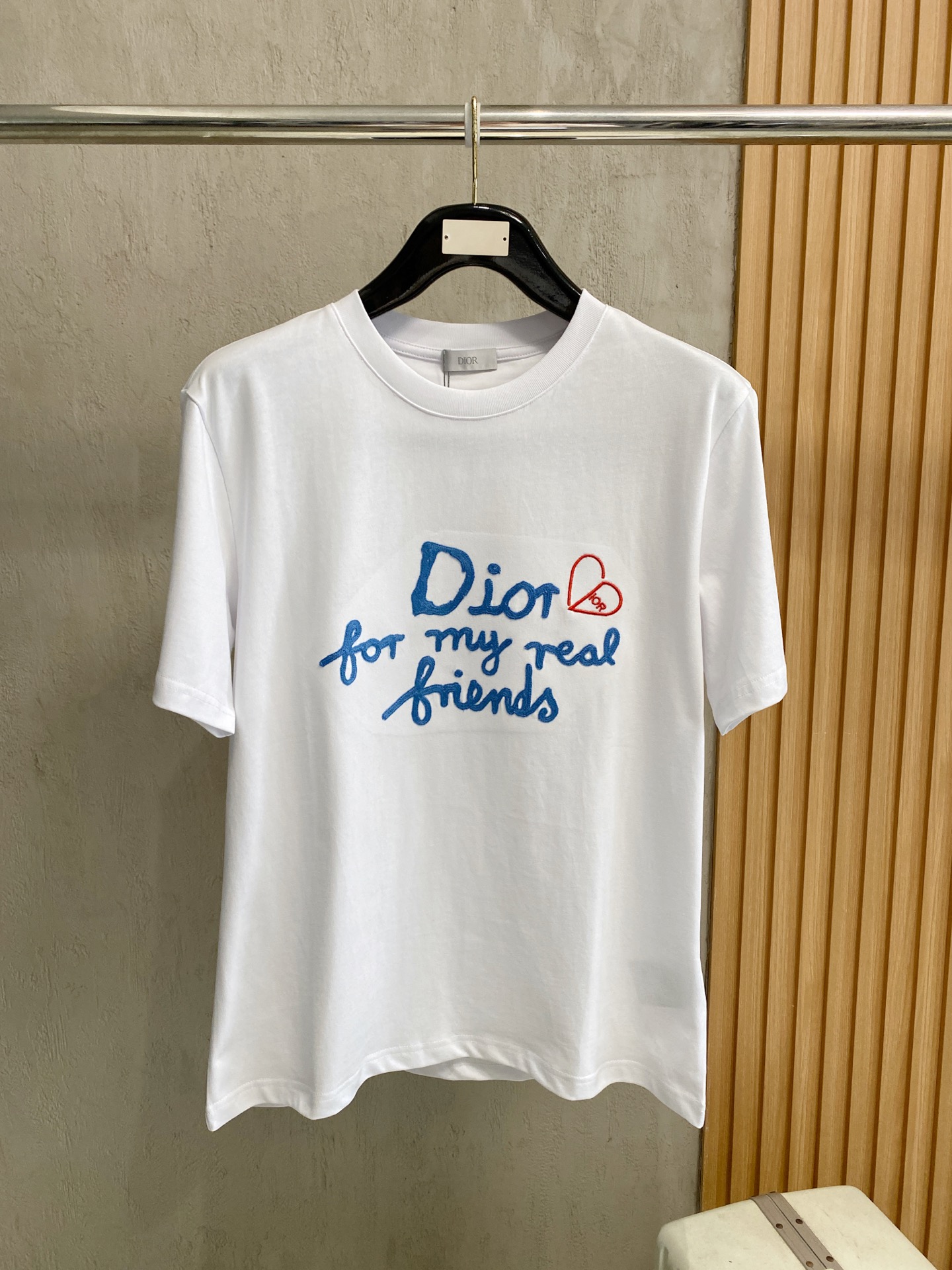 NO:834505,DIOR Dior's 26 spring and summer new products, the latest short-sleeved round neck T-shirt ~ the same style for men and women ~ high-end customization, avant-garde and fashionable design!  Classic letter logo pattern embellished ~ high-end customized fabrics, soft to the touch, comfortable to wear, imported high-end fabrics with very fine texture, exquisite details and exquisite workmanship, counter-level exquisite stitching, fine workmanship, and a highly moldable item. It can be matched with any fashion, and the fit is super good. It is a must-have item for trendy men!  !  Color Black White Size S-2XL,,dior,dior,T-shirt,tees,t-shirt,19860909DIOR 迪奥 26春夏新品最新款短袖圆领T恤～男女同款～ 高端订制 设计前卫时尚！经典字母logo图案点缀～高端定制面料,手感柔软,穿着舒适,客供进口高档面料质感非常细腻,细节工艺精湛考究,专柜级别精致车线,做工精细,塑造性极高的一款单品,任何时装都可以搭配,版型超级好 潮男必备单品！！ 颜色黑色 白色 尺码S-2XL,,dior,dior,T-shirt,tees，t-shirt,,Men's clothing