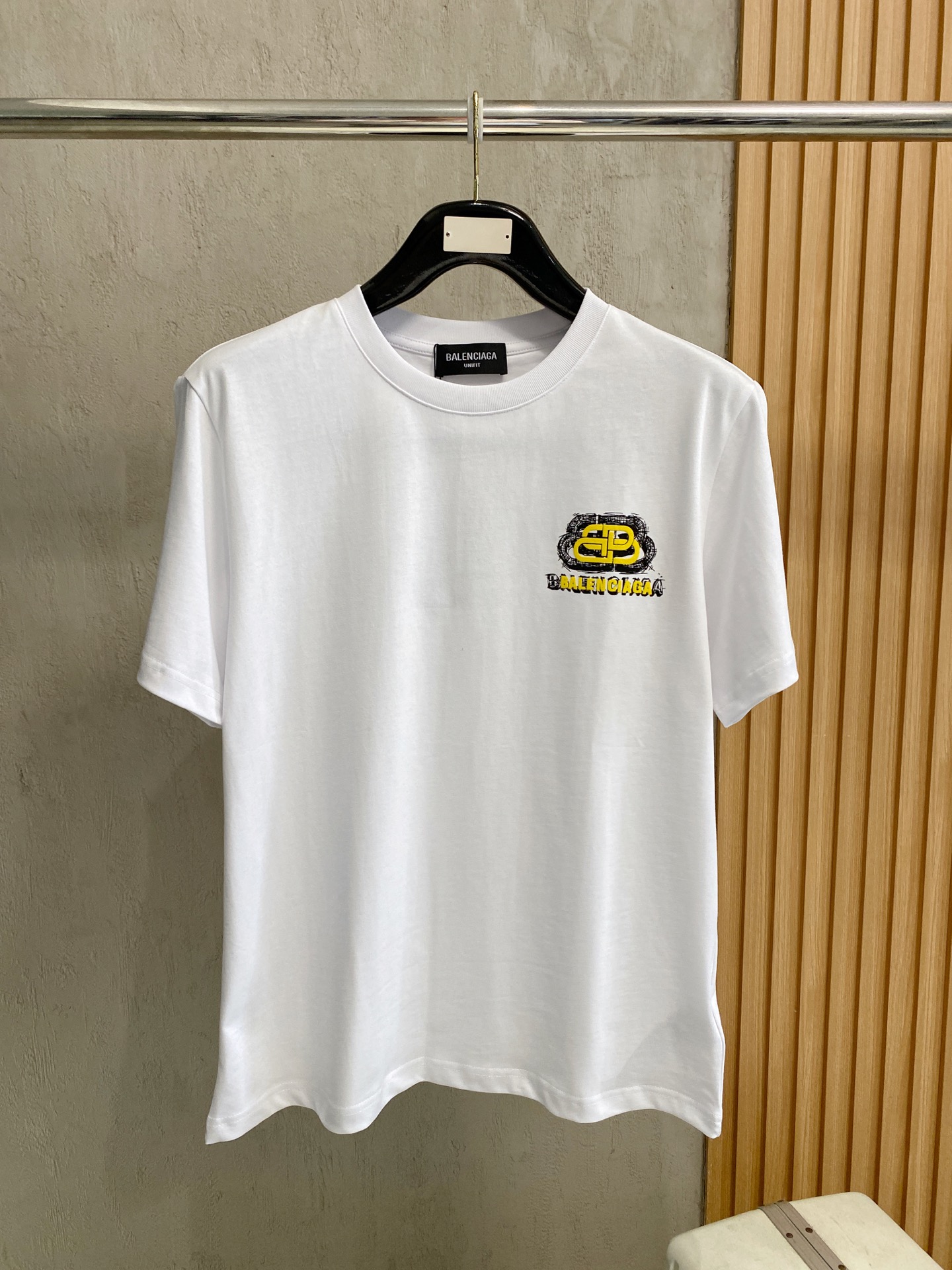 NO:834498,BALEN*2026 latest couple's style short-sleeved T-shirt real shot, top quality goods, three-dimensional tailoring, customized fabric, comfortable and breathable!  The brand's classic letter logo is embellished with printing ~ it feels delicate and soft, the upper body is comfortable and breathable, the style of a big brand is luxurious and elegant, the texture can only be imported and customized from Italy, versatile style, easy to wear, fine and meticulous workmanship, absolutely worth it!  Size S-2XL,,balenciaga,T-shirt,tees,t-shirt,19860909BALEN*2026最新情侣款短袖T恤实物拍摄顶级好货立体剪裁 定制面料,舒适透气！品牌经典字母logo印花点缀～手感细腻柔软, 上身舒适透气 ,大牌风范 奢华大气 进口意大利定制才有的质感 百搭款式 穿着不挑人 ,做工精细一丝不苟 ,绝对值得的好货！ 码数 S-2XL,,balenciaga,T-shirt,tees，t-shirt,,Men's clothing