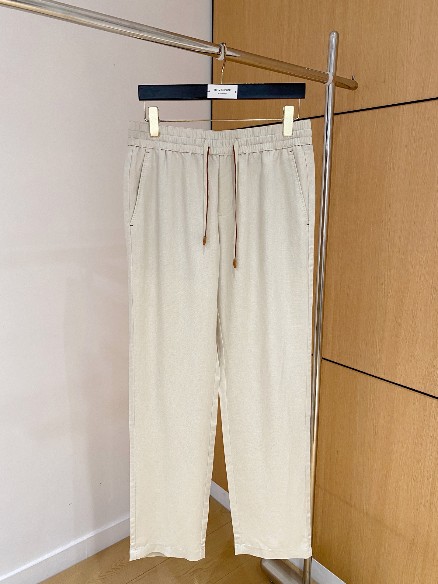 NO:842105,Top quality > 26 new models (linen blend) are on sale simultaneously on the official website of the counter! All auxiliary materials are original custom-made and genuine orders from trading companies. Advanced custom-made imported fabrics are extracted from natural plant fibers. They are lighter and thinner than ordinary cotton fabrics. They are soft to the touch and comfortable to wear. They are not easy to irritate the skin at all. The fabric has good hygroscopicity and breathability. Size: 48-56,,19860909顶级品质>26新款(亚麻混纺)专柜官网同步发售！辅料全部原版定制出品,贸易公司真品订单.高级定制进口面料,以天然植物纖維提炼出来,比一般棉织物轻薄 手感柔软,穿着舒适 完全不易有刺激皮肤 面料吸湿性、透气性良好 尺码: 48-56,,,Men's clothing