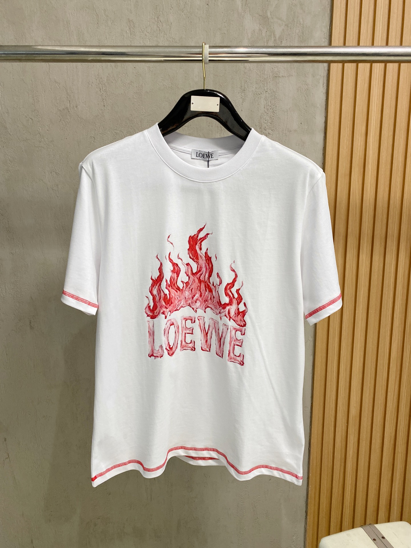 NO:947386,Loe2026ss spring and summer new debut counter latest short-sleeved round neck T-shirt high-end custom design avant-garde fashion!  The brand logo is designed with heavy craftsmanship. High-end customized pure cotton fabric. Soft to the touch. Comfortable to wear. Exquisite stitching at the counter level. Fine workmanship. The upper body effect is incomparably handsome!  A must-have item for a stylish man!  Color Black White Size S-2XL,,loewe,T-shirt,tees,t-shirt,19860909Loe2026ss 春夏新款首发专柜最新款短袖圆领T恤 高端订制 设计前卫时尚！品牌logo重工艺设计 高端定制纯棉面料.手感柔软.穿着舒适.专柜级别精致车线.做工精细.上身效果无敌帅气！型男必备单品！ 颜色黑色 白色 码数S-2XL,,loewe,T-shirt,tees，t-shirt,,Men's clothing