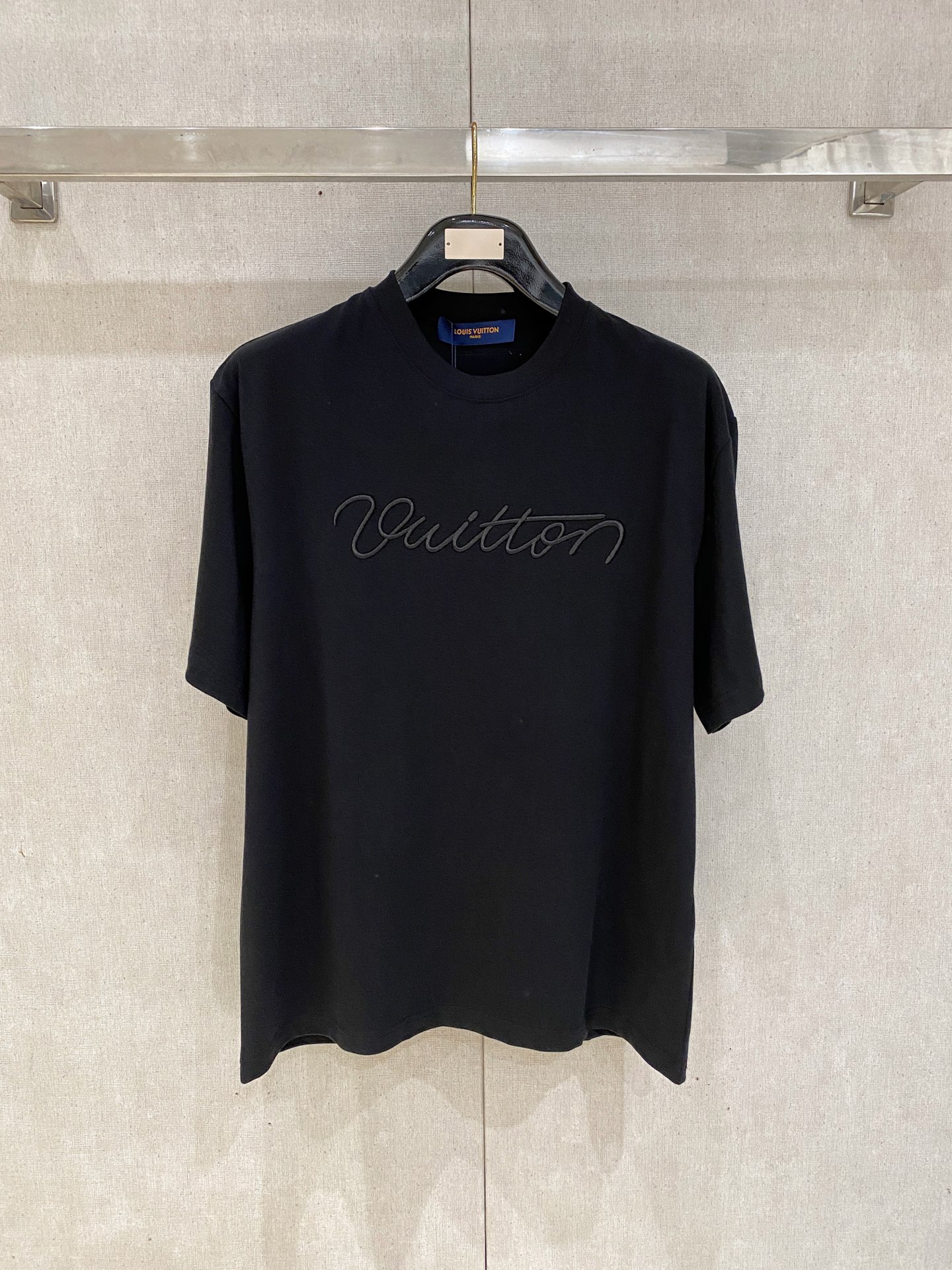 NO:876138,Lv 2026 Spring and Summer Style/Official website synchronized. The fabric is made of heavyweight pure cotton combed cotton fabric, OS loose version, and the upper body shape is super correct!  Versatile for everyday use, a wardrobe essential!  Size xs-xl,,louis vuitton,19860909Lv 2026春夏款/官网同步 面料采用重磅纯棉精梳棉面料,OS宽松版型,上身版型超正！日常百搭,衣橱必备单品！ 尺码 xs-xl,,louis vuitton,,Men's clothing