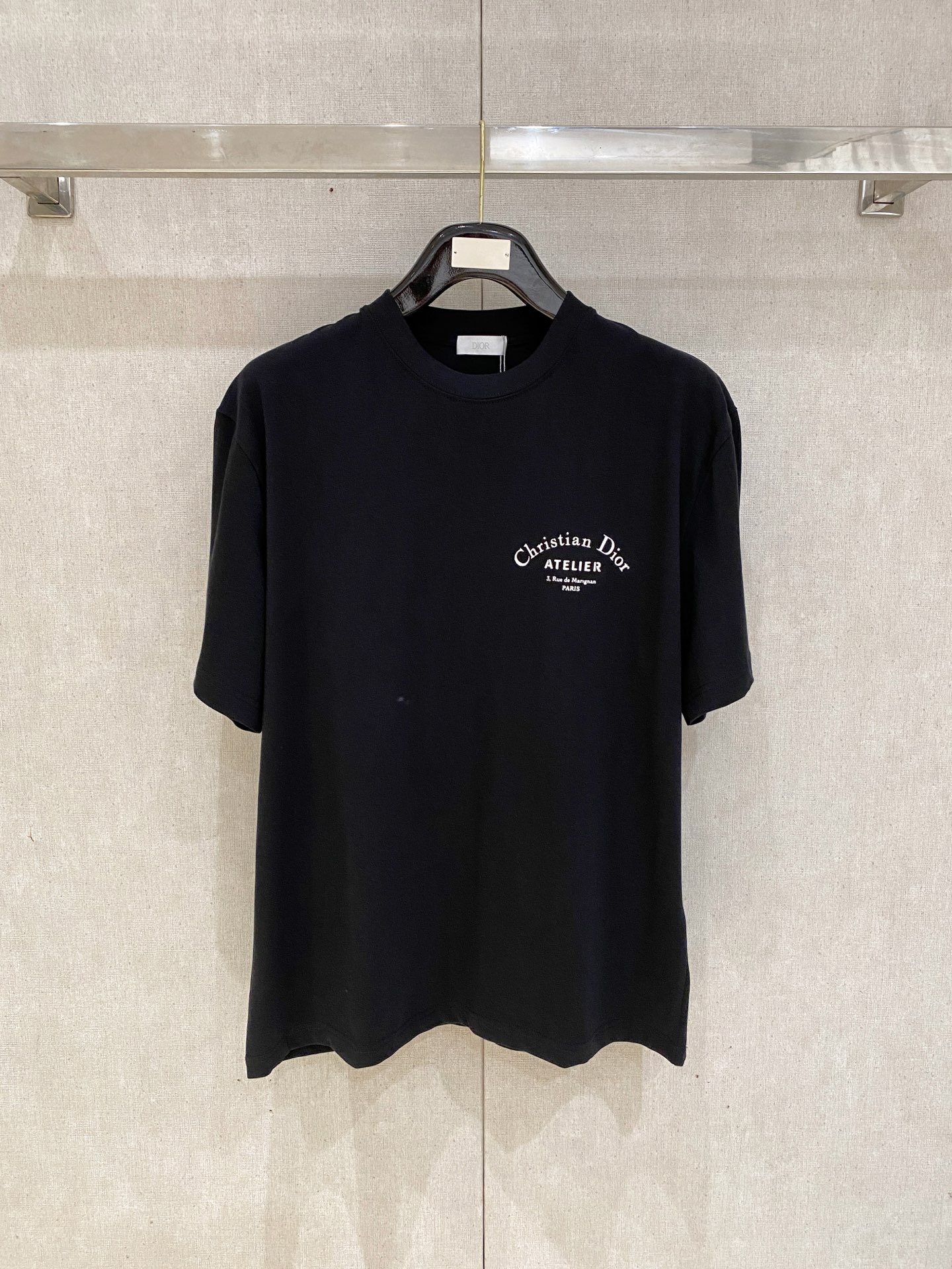NO:876132,Dior 2026 Spring and Summer Style/Official Website Synchronization The fabric is made of heavyweight pure cotton combed cotton fabric, OS loose version, and the upper body shape is super correct!  Versatile for everyday use, a wardrobe essential!  Size xs-xl,,dior,19860909迪奥 2026春夏款/官网同步 面料采用重磅纯棉精梳棉面料,OS宽松版型,上身版型超正！日常百搭,衣橱必备单品！ 尺码 xs-xl,,dior,,Men's clothing
